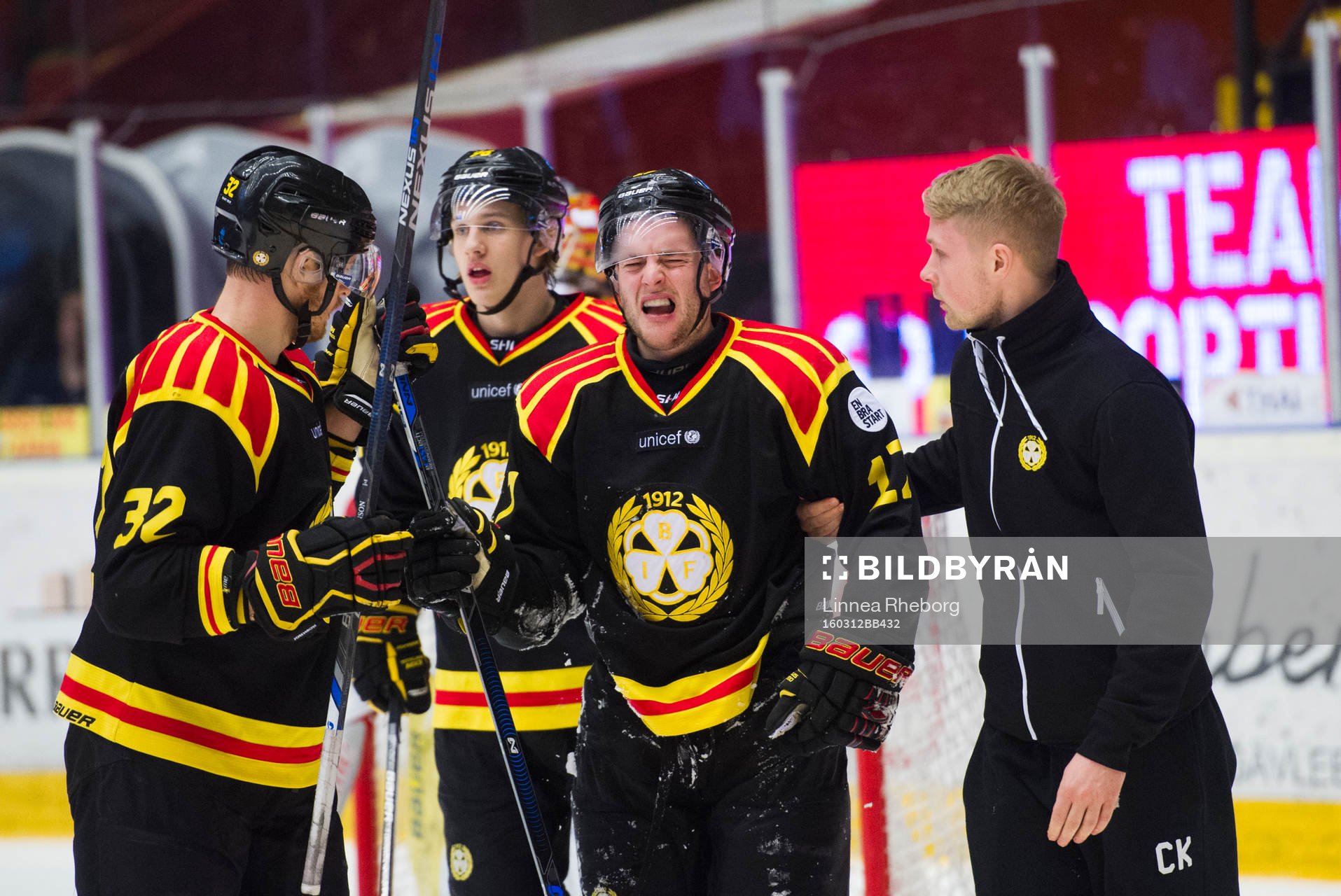Brynäs Pathrik Westerholm leds av planen