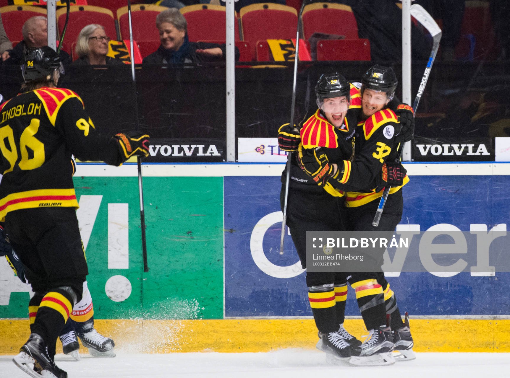 Brynäs Pathrik Westerholm och Brynäs Nick Johnson jublar