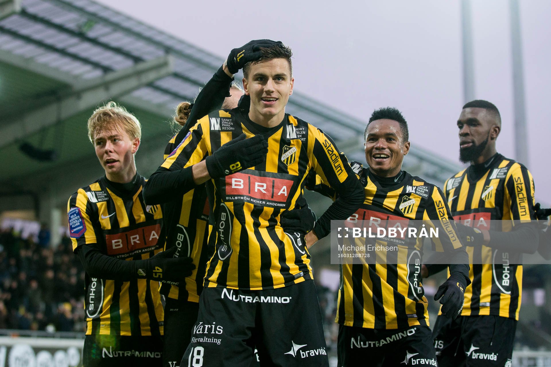 Häckens Alexander Jeremejeff jublar och bugar framför