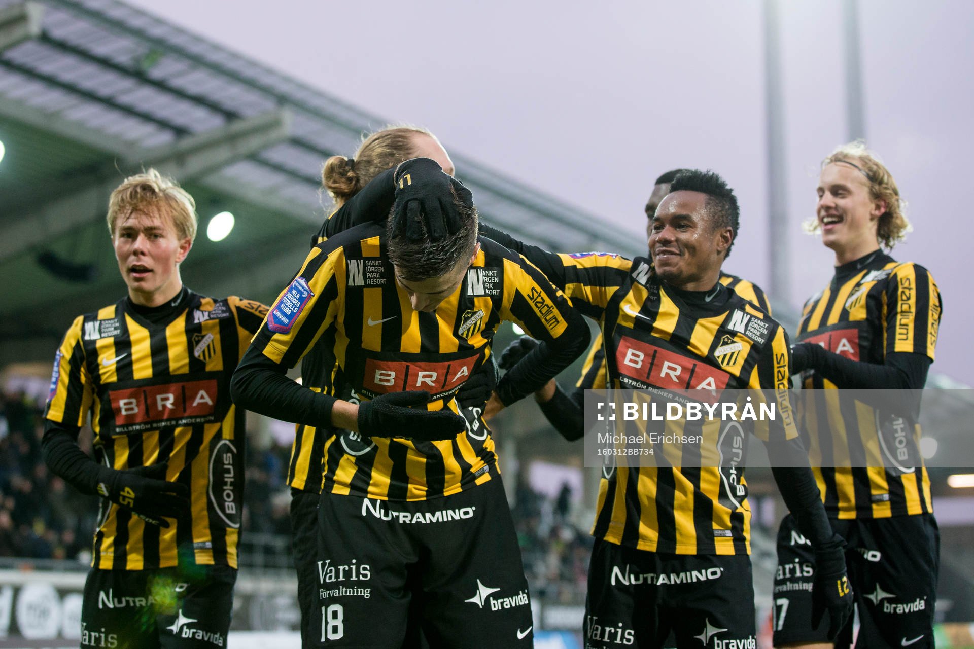 Häckens Alexander Jeremejeff jublar och bugar framför