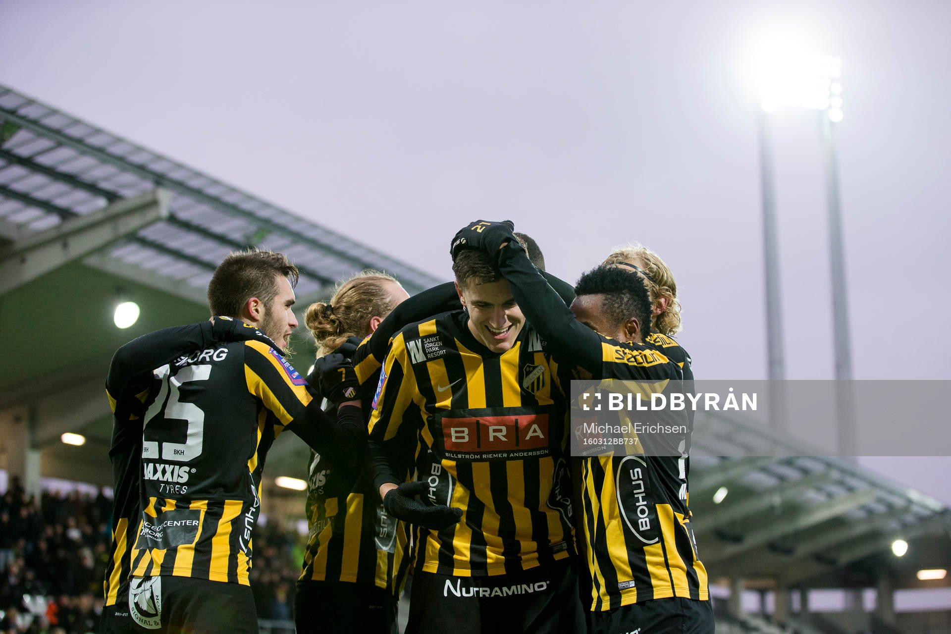 Häckens Alexander Jeremejeff jublar och bugar framför