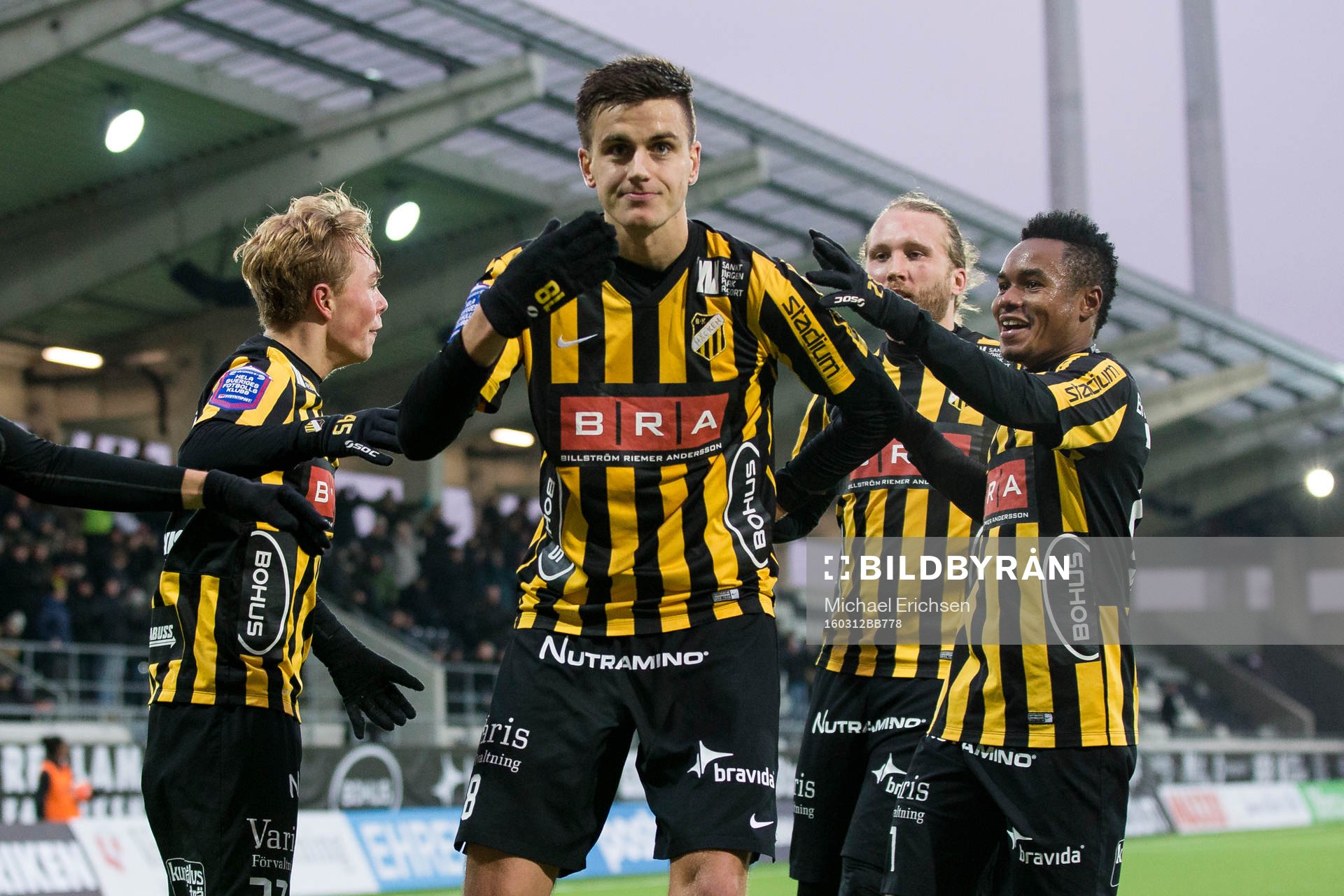 Häckens Alexander Jeremejeff jublar och bugar framför
