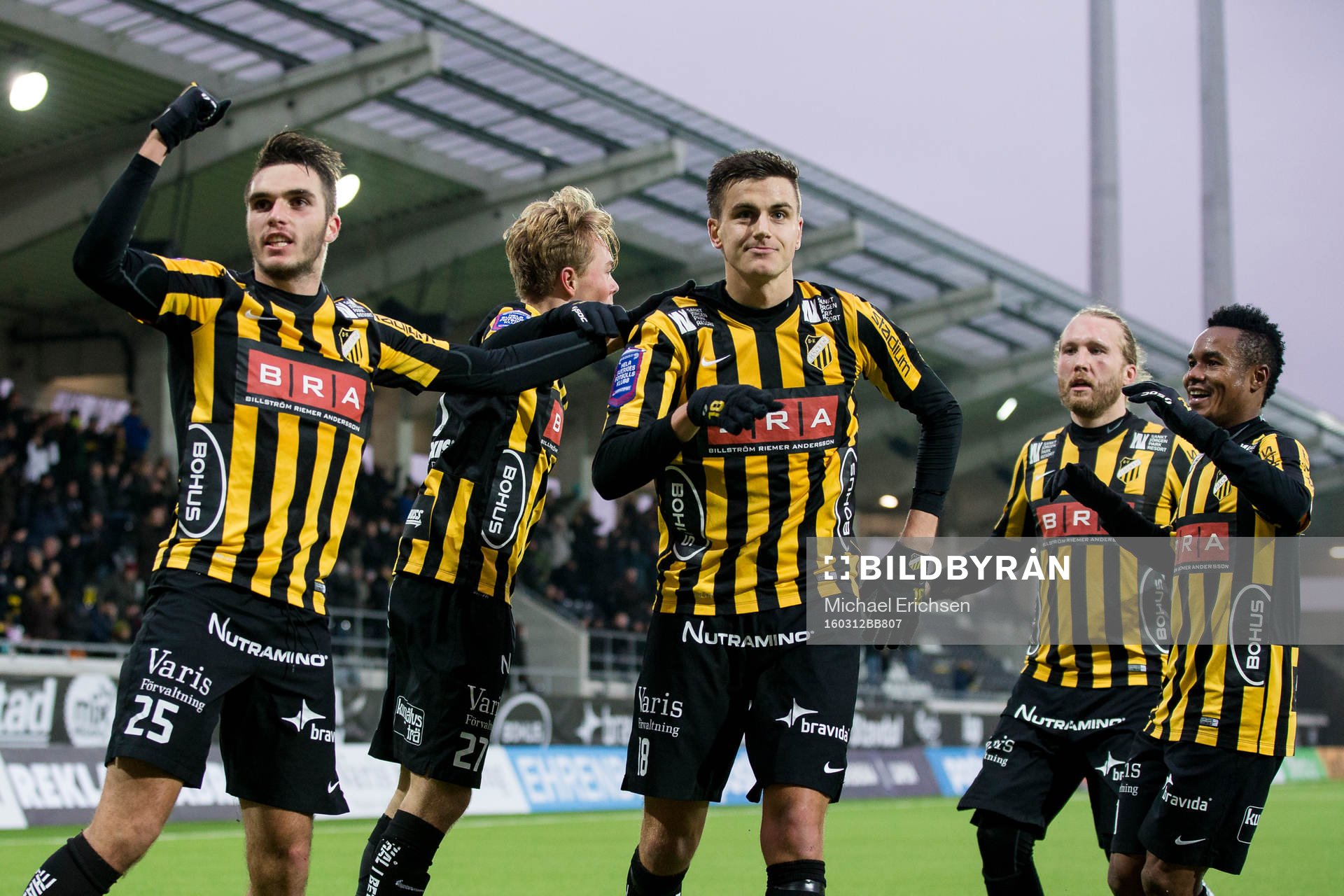 Häckens Alexander Jeremejeff jublar ihop med Egzon Binaku,