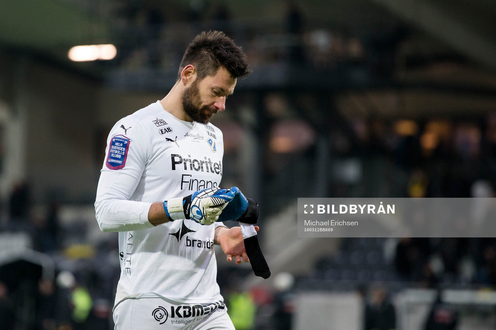 Halmstads målvakt Stojan Lukic deppar