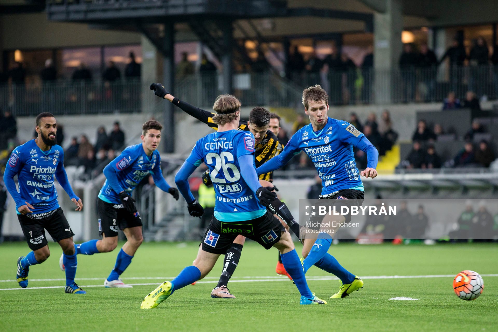 Häckens Alexander Jeremejeff skjuter ett skott genom