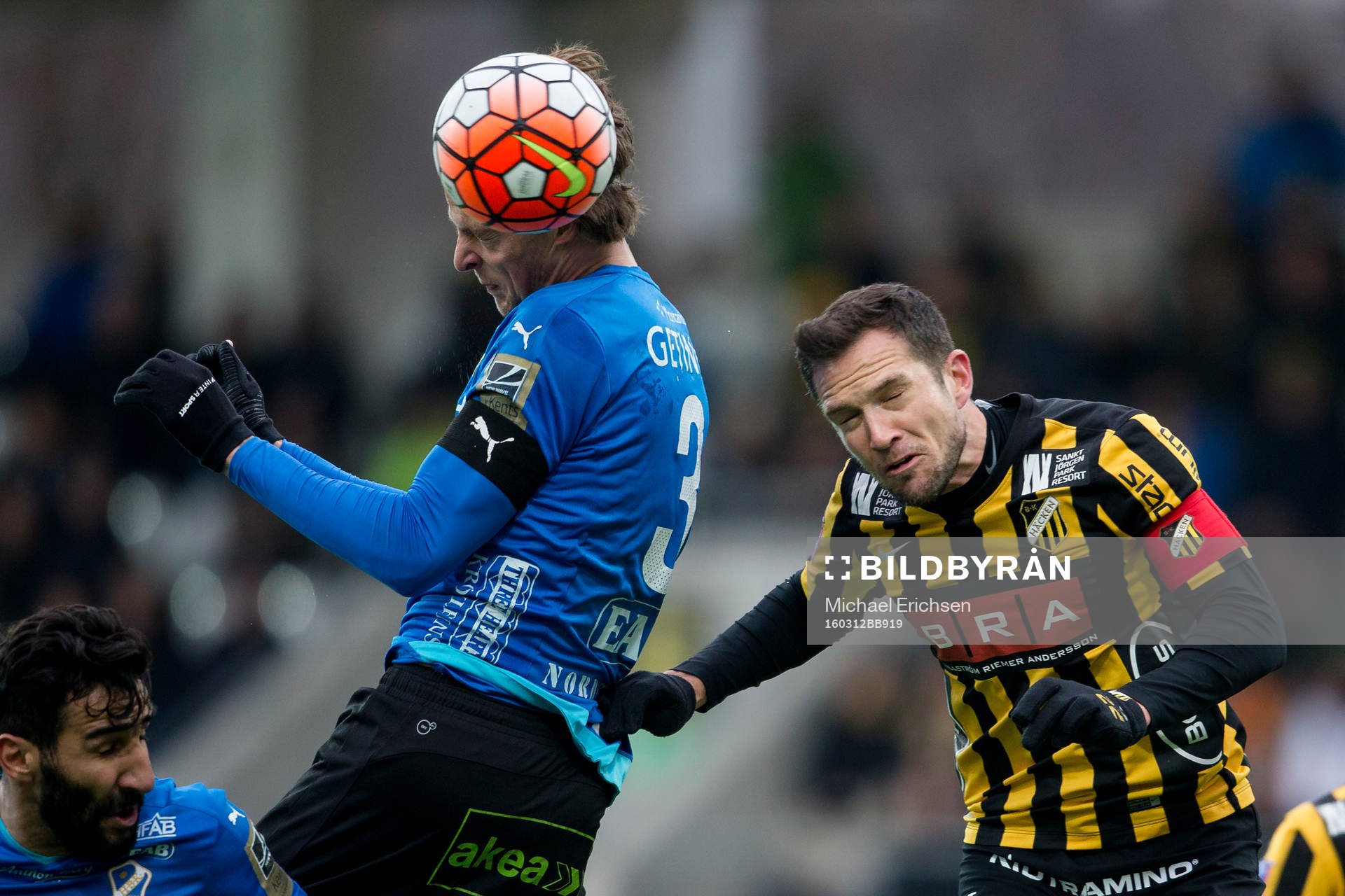 Halmstads Fredrik Liverstam nickar före Häckens Martin Ericsson under kvartsfinalen av Svenska Cupen i fotboll mellan Häcken och Halmstad den 12 mars 2016 i Göteborg.