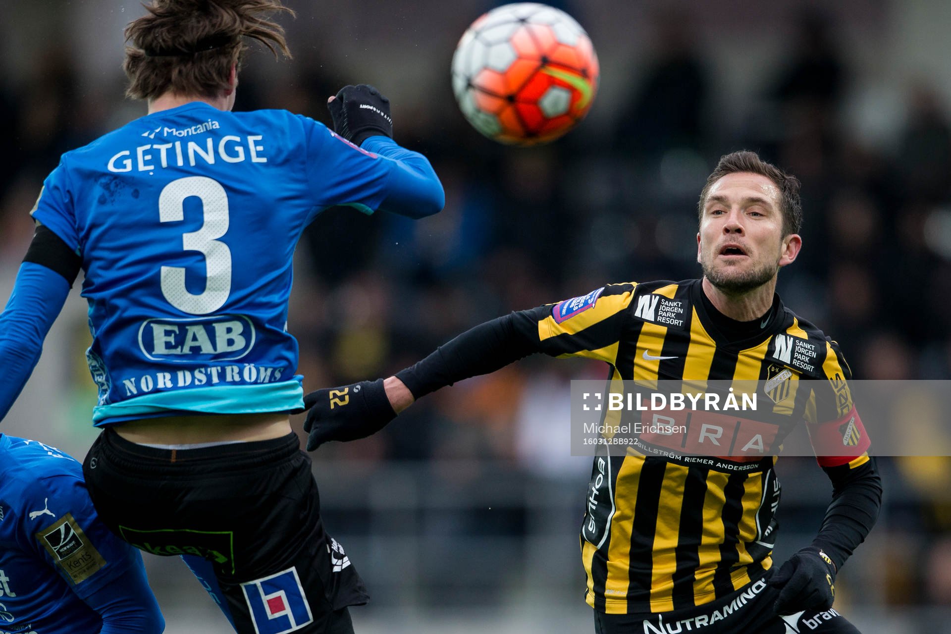 Halmstads Fredrik Liverstam nickar bollen före Häckens