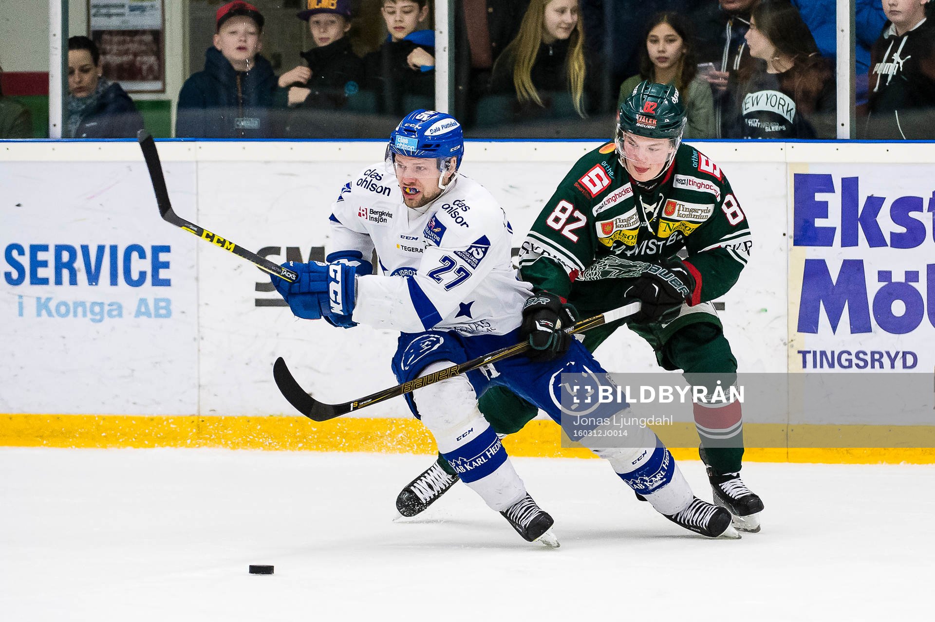 Leksands Viktor Mårtensson i kamp om pucken med Tingsryds