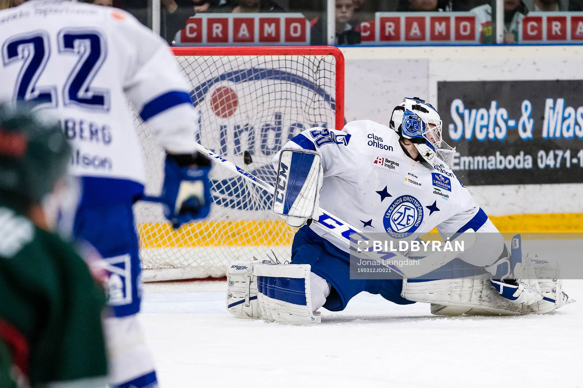Tingsryds Niklas Enberg (ej i bild) skjuter pucken i mål