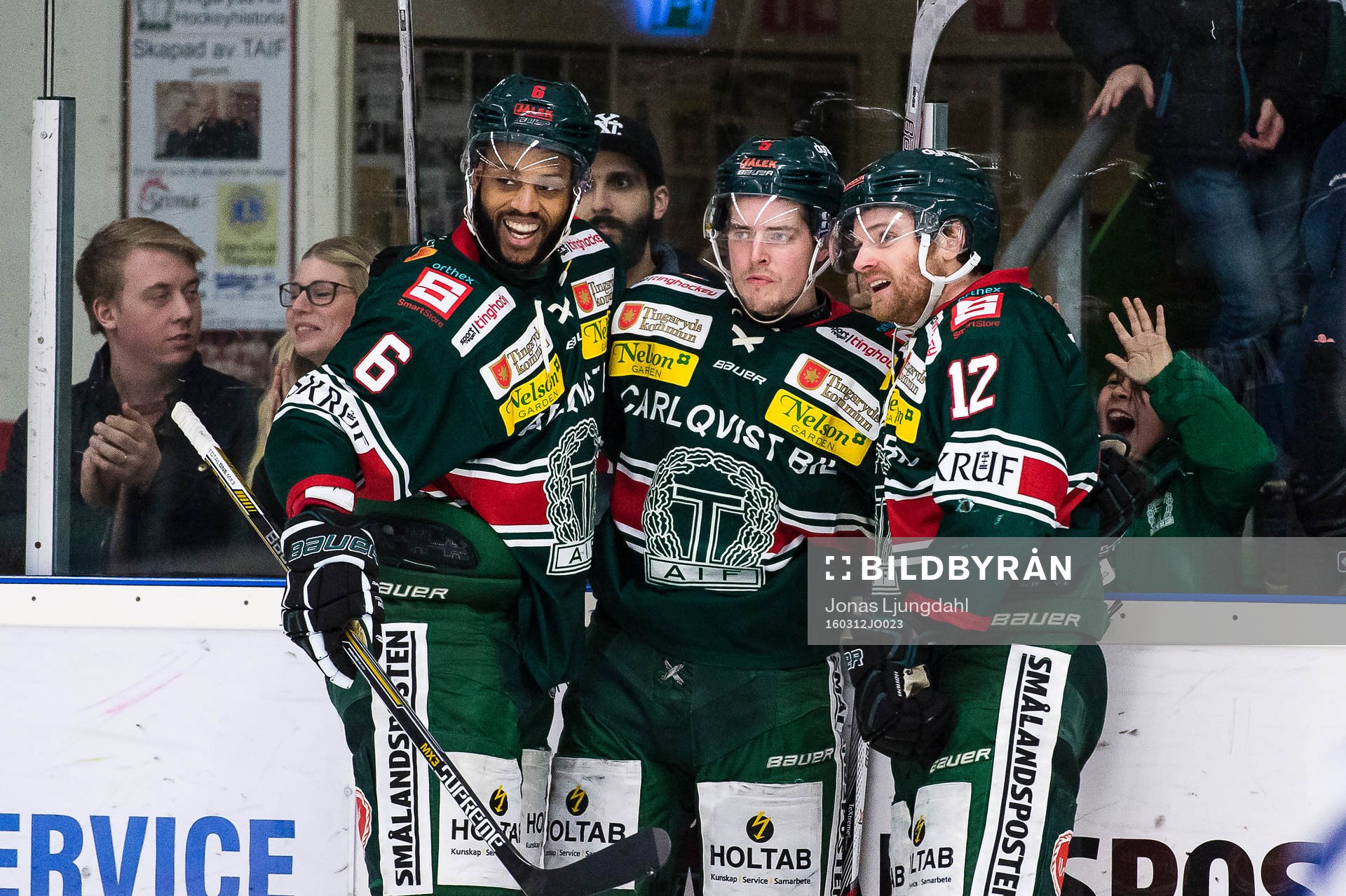 Tingsryds Drew Paris, Niklas Enberg och Denny Kearny jublar