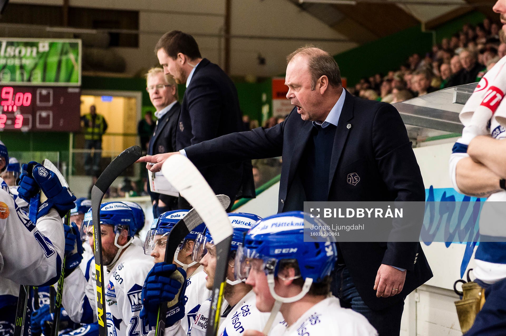 Leksands tränare Per-Erik Johnsson skriker