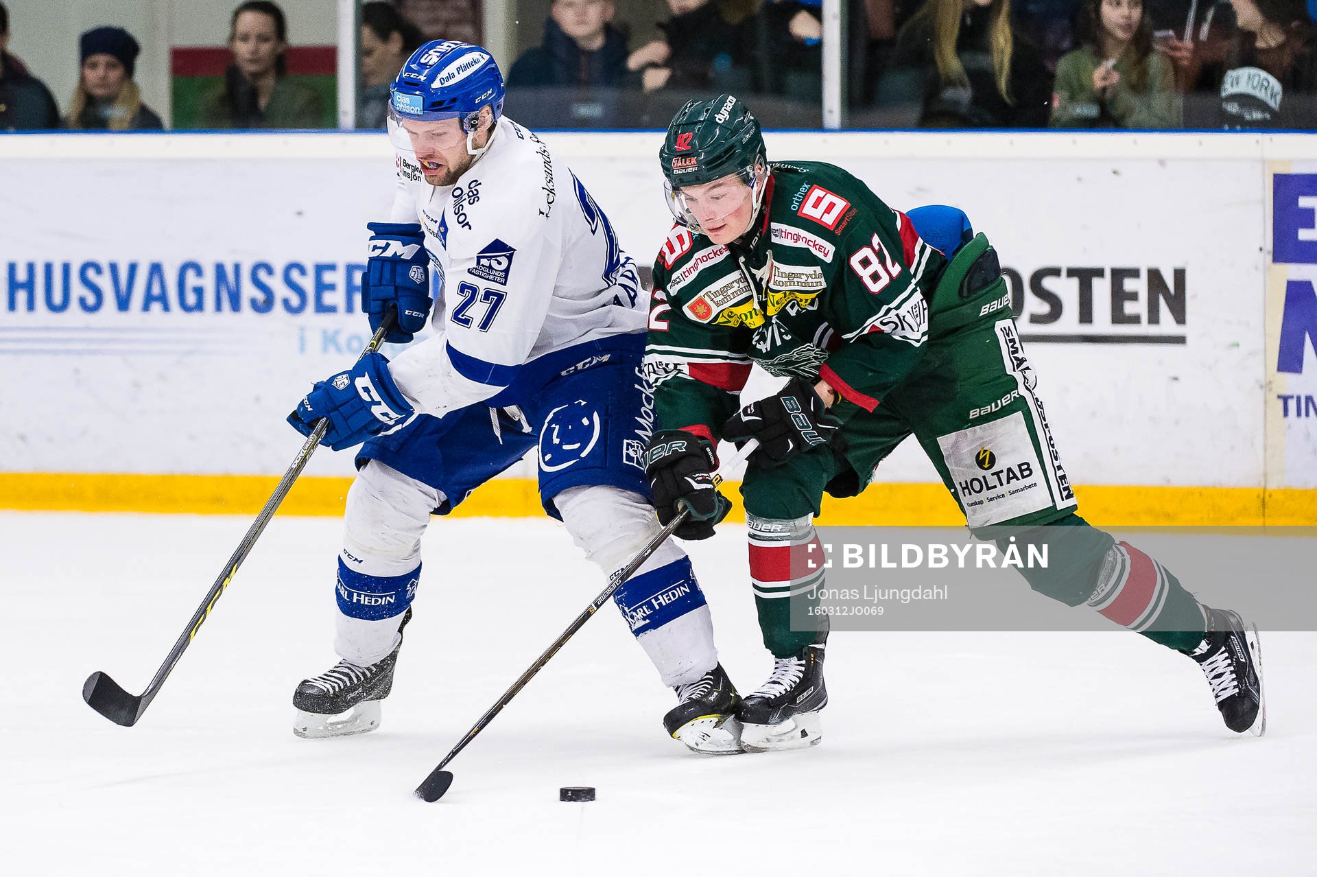 Tingsryds Filip Owesson tar pucken från Leksands Viktor
