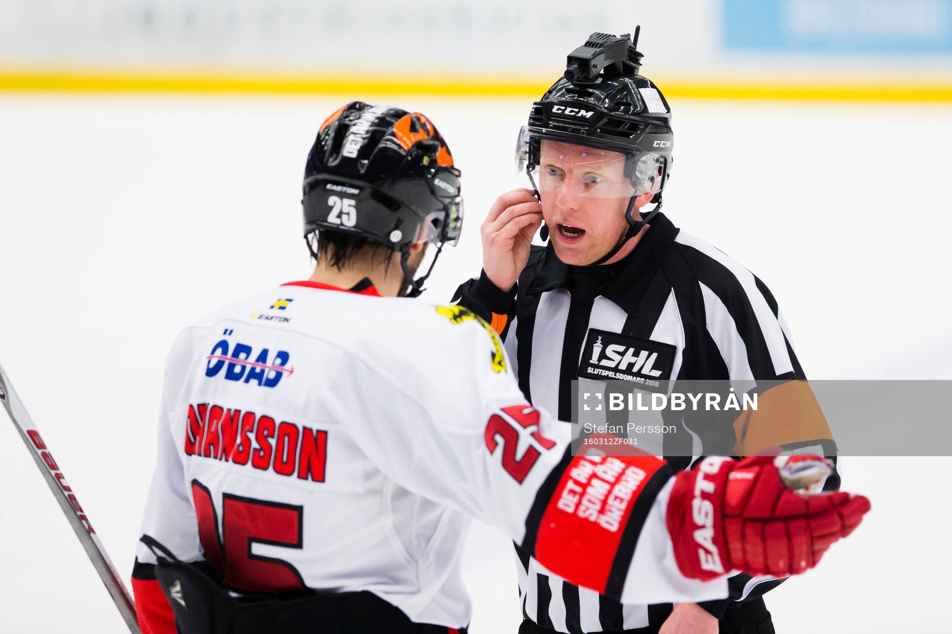 Örebros Martin Johansson i diskussion med domaren Mikael