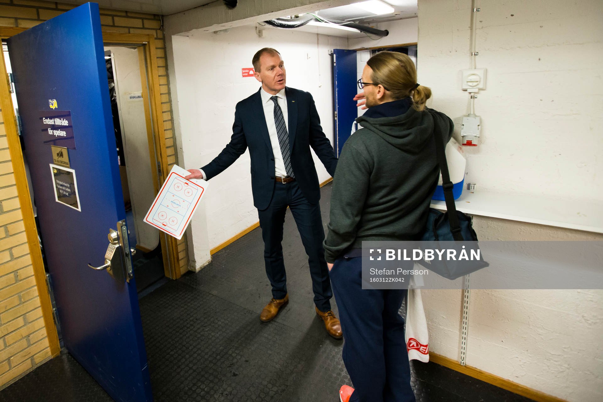 s tränare Johan Lindbom diskuterar skador med HV71:s