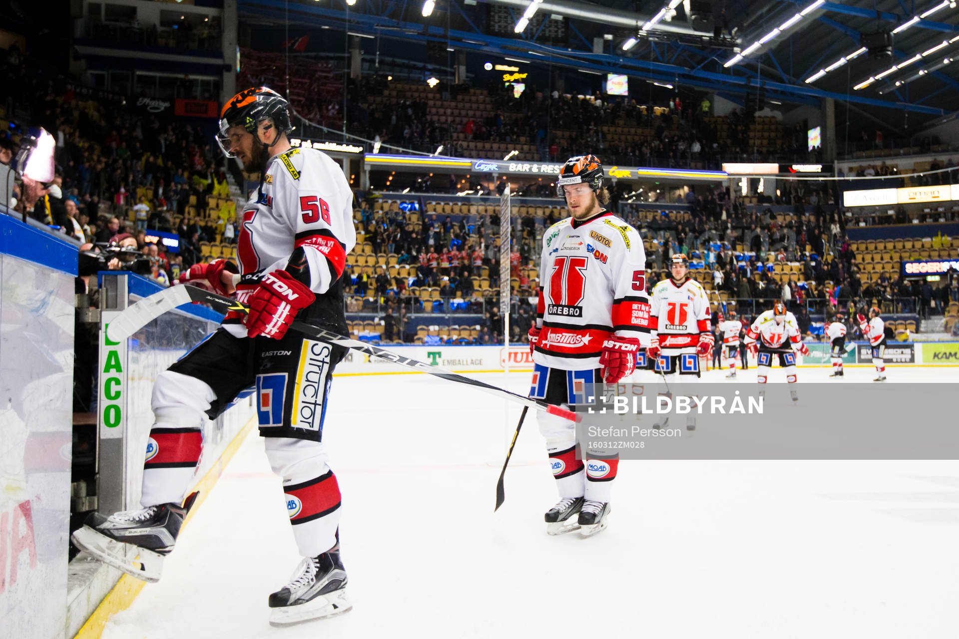 Örebros Johan Wiklander lämnar isen med lagkamrater