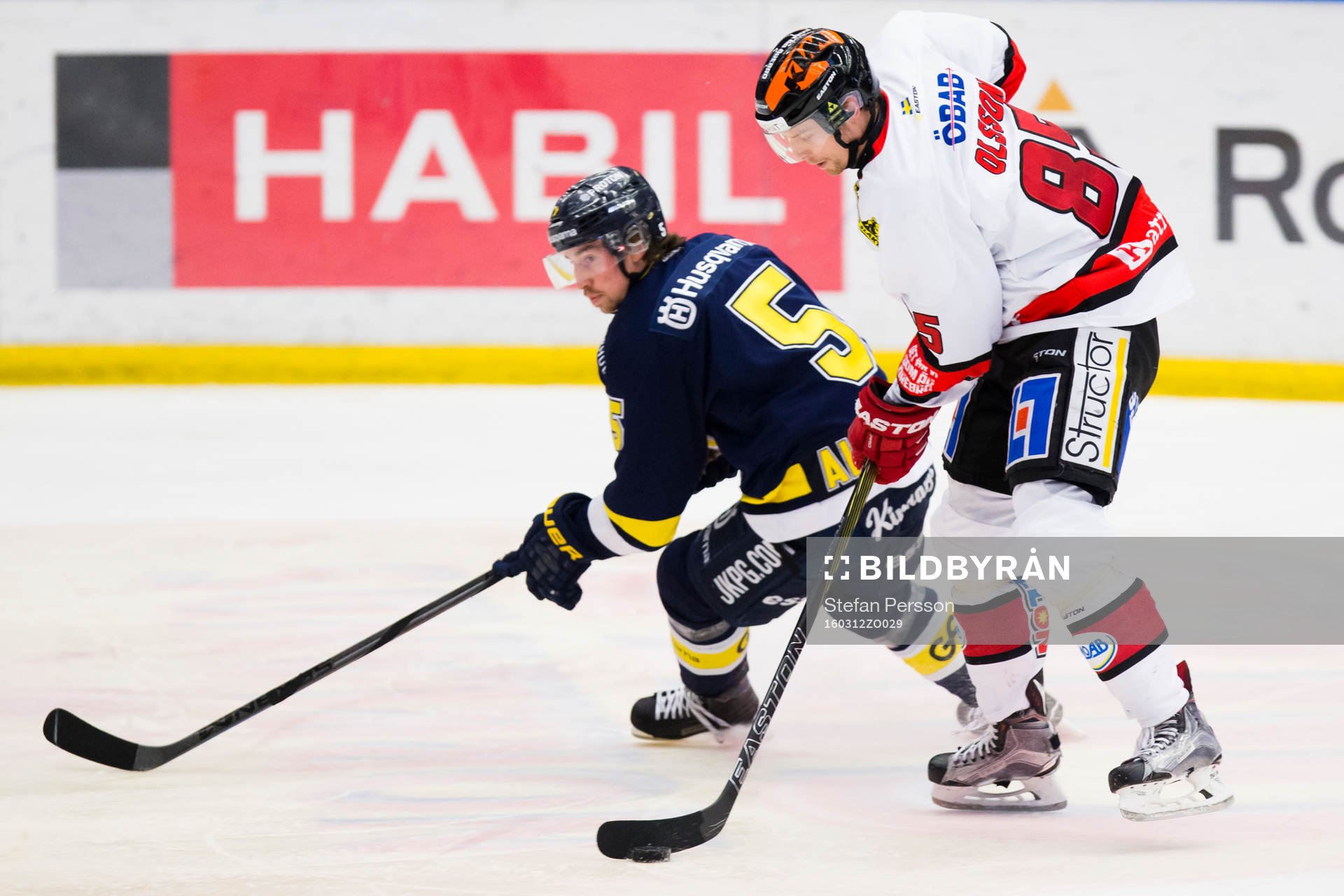 s Adam Almquist innan han gör mål till 7-1