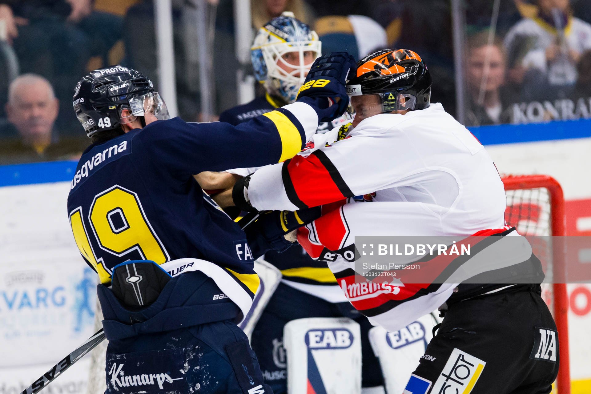 s Axel Eidstedt och Örebros Marko Anttila i slagsmål