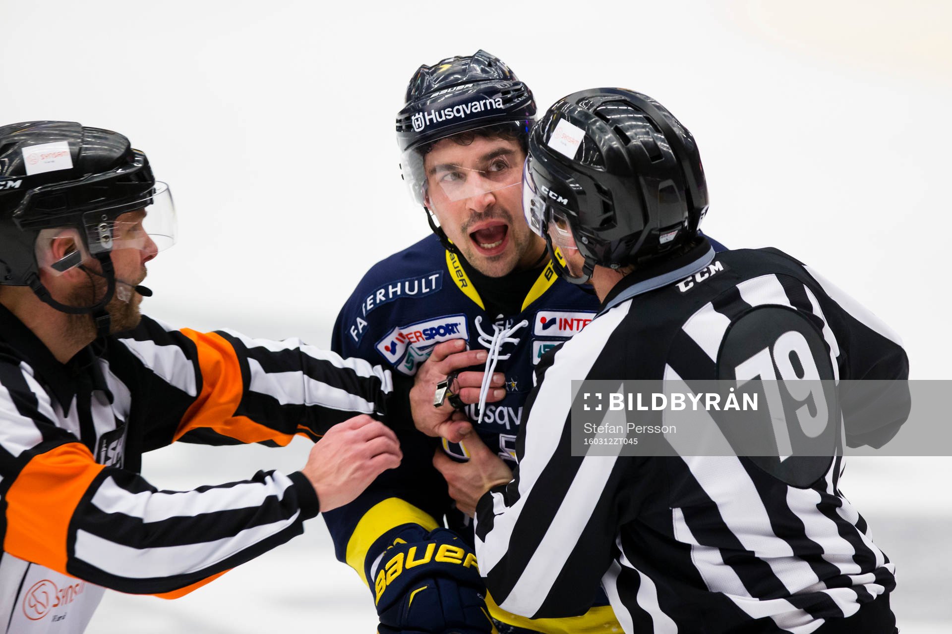 s Chris Campoli skriker mot Örebros bås