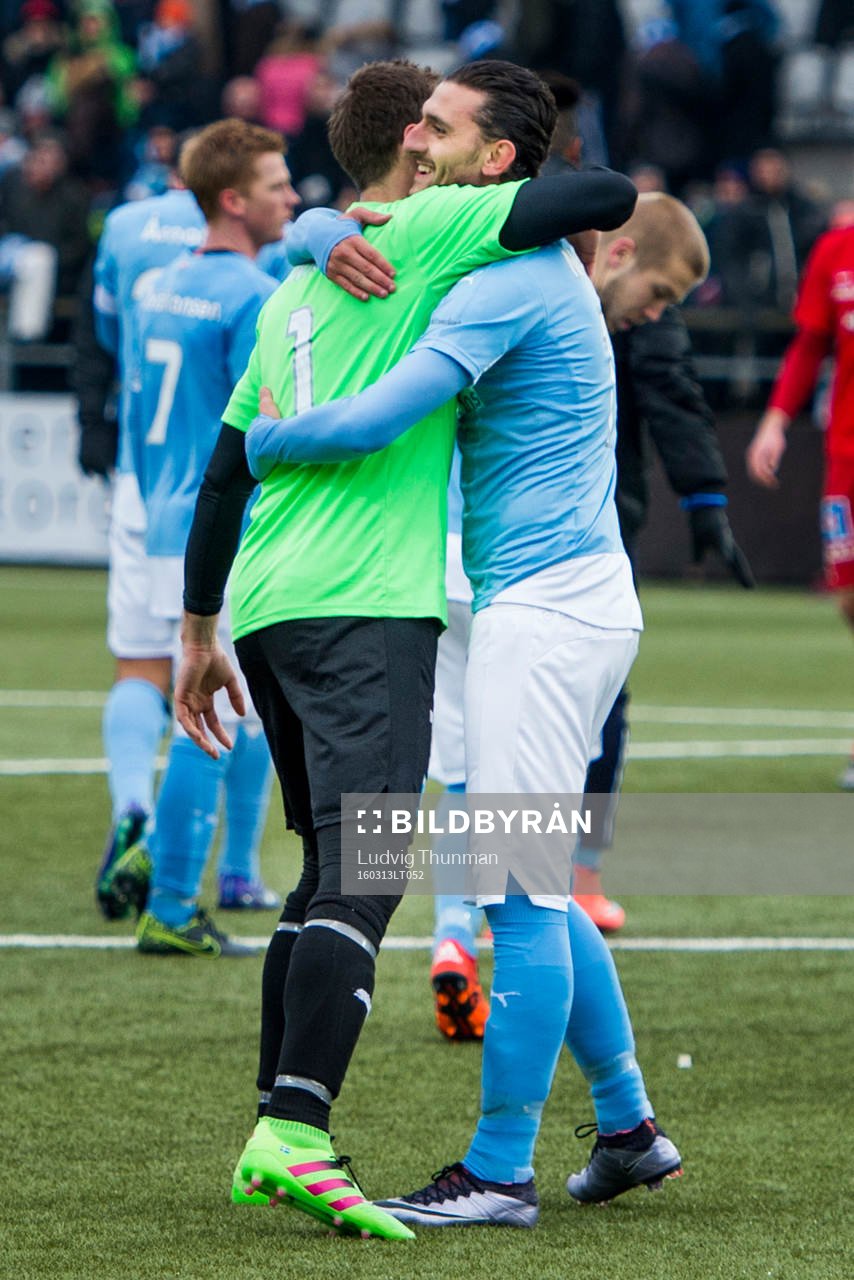 Malmö FFs målvakt Johan Wiland kramar om Agon Mehmeti