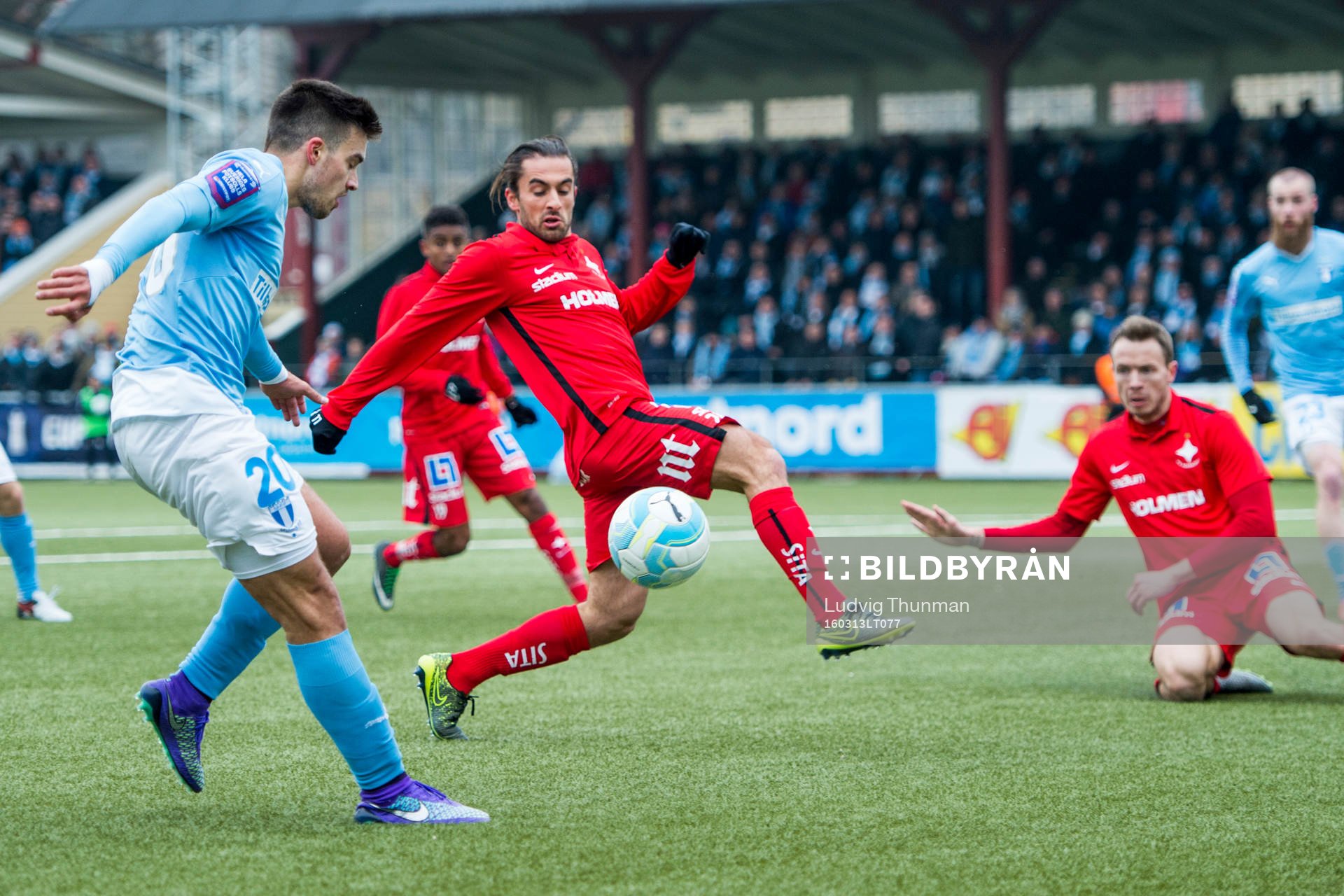 Malmö FFs Vladimir Rodic slår ett inlägg under fotbollsmatchen i Svenska Cupen mellan Malmö FF och Norrköping den 13 mars 2016 i Malmö.