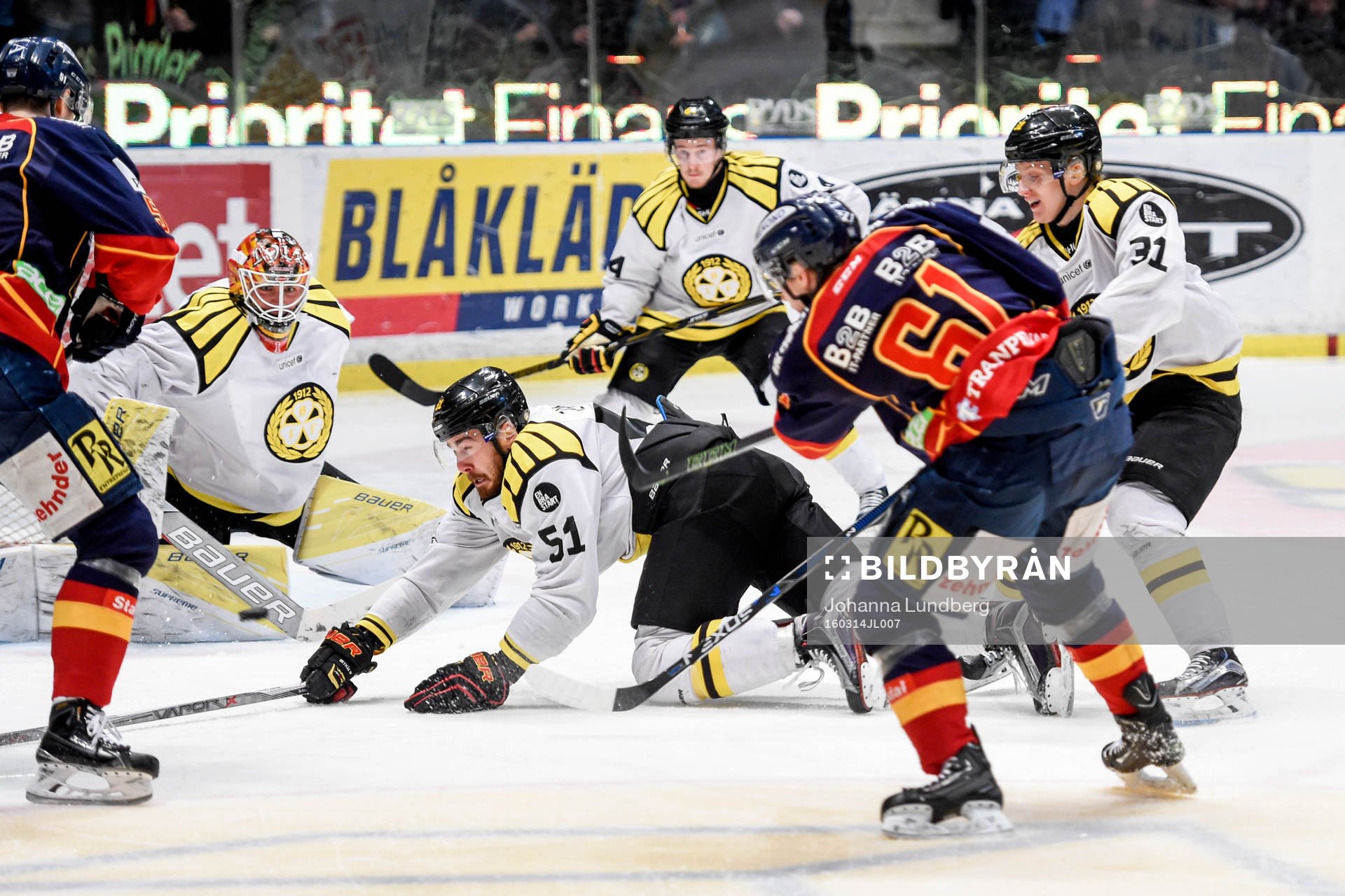 Brynäs Marc Zanetti slänger sig och täcker skott från