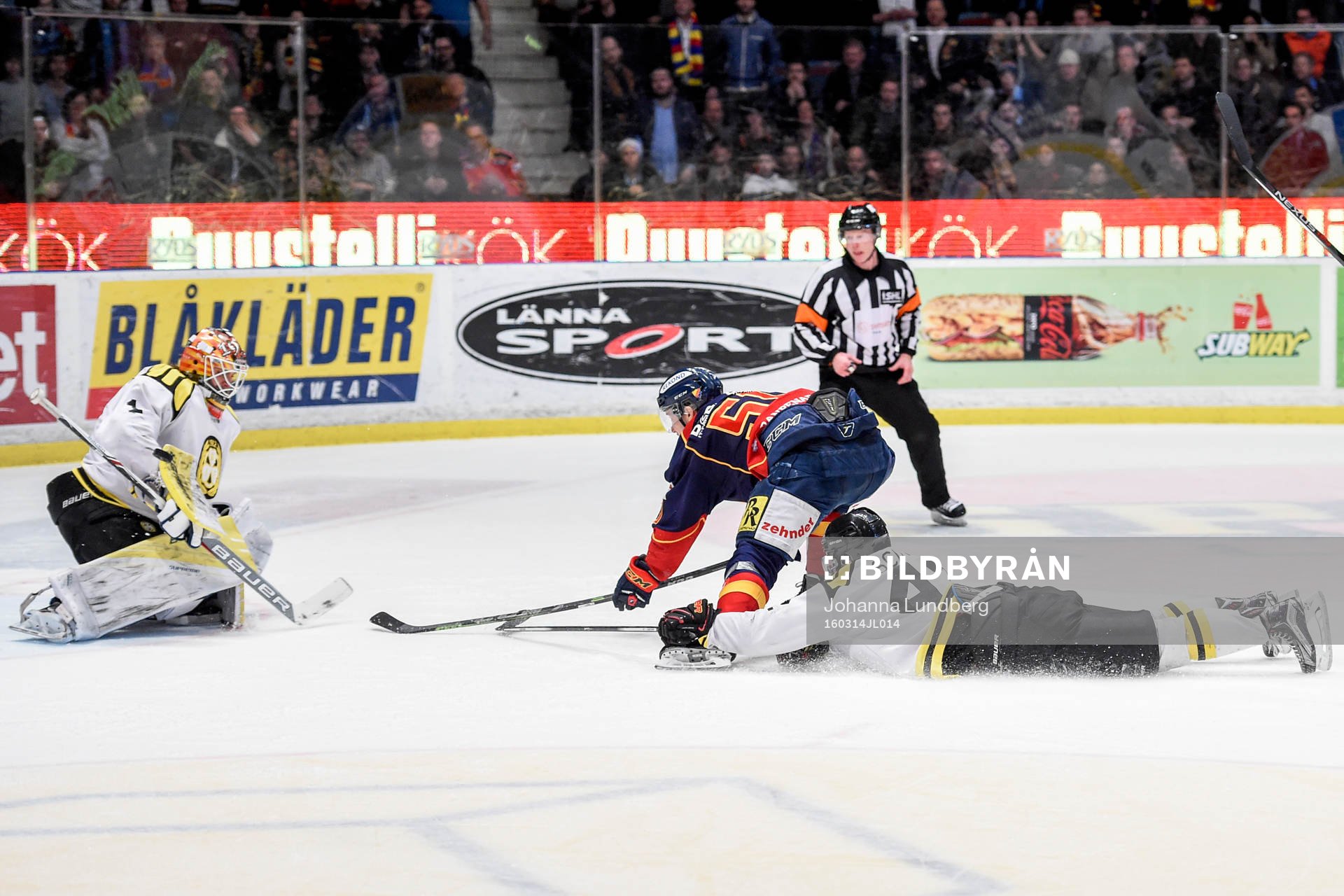 Brynäs Greg Scott drar ner Djurgårdens Robin Alvarez med