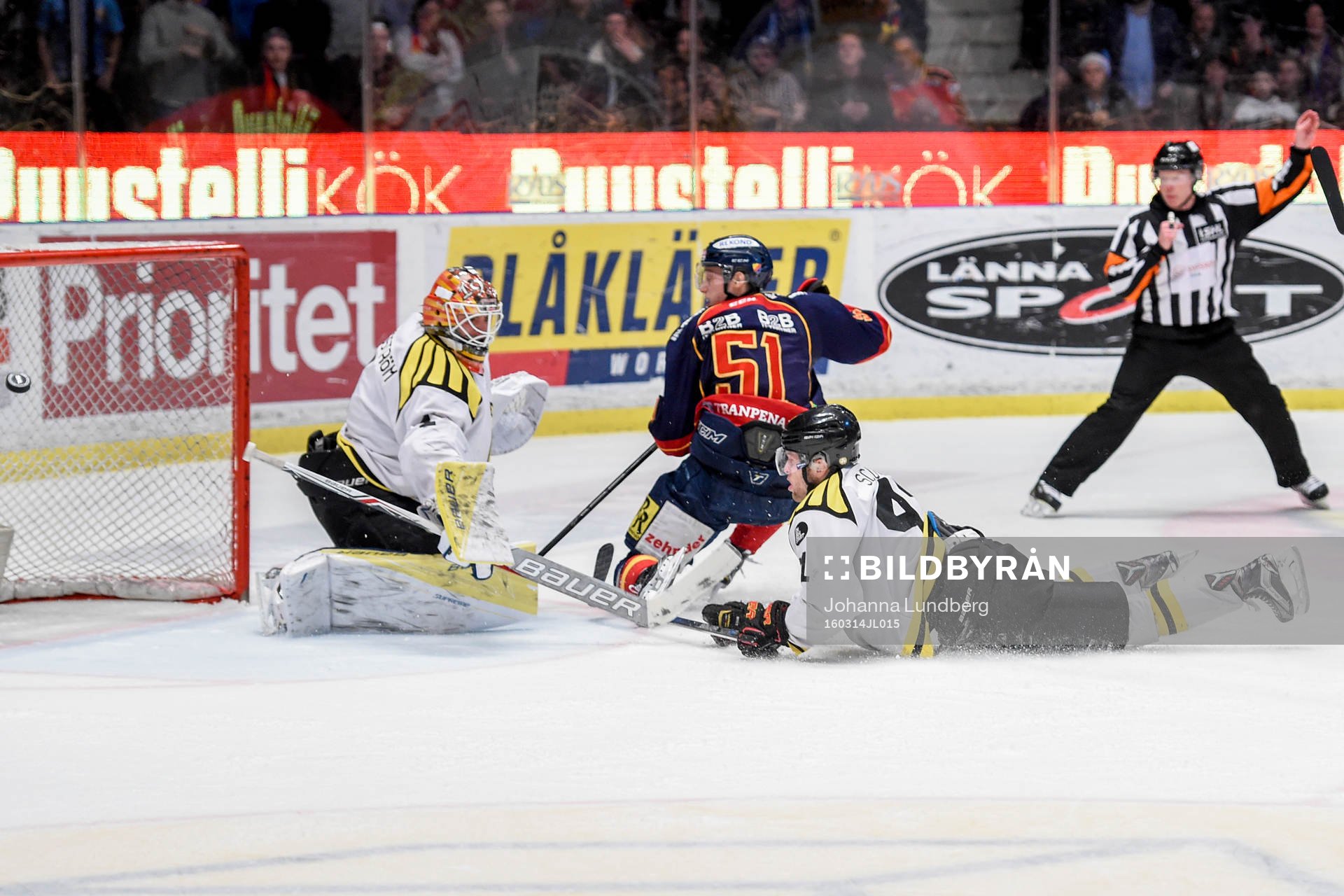 Brynäs Greg Scott drar ner Djurgårdens Robin Alvarez med