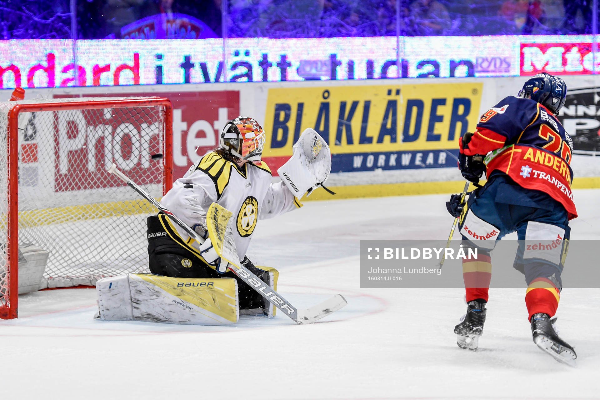 Djurgårdens Matt Anderson gör 1-0 bakom Brynäs målvakt