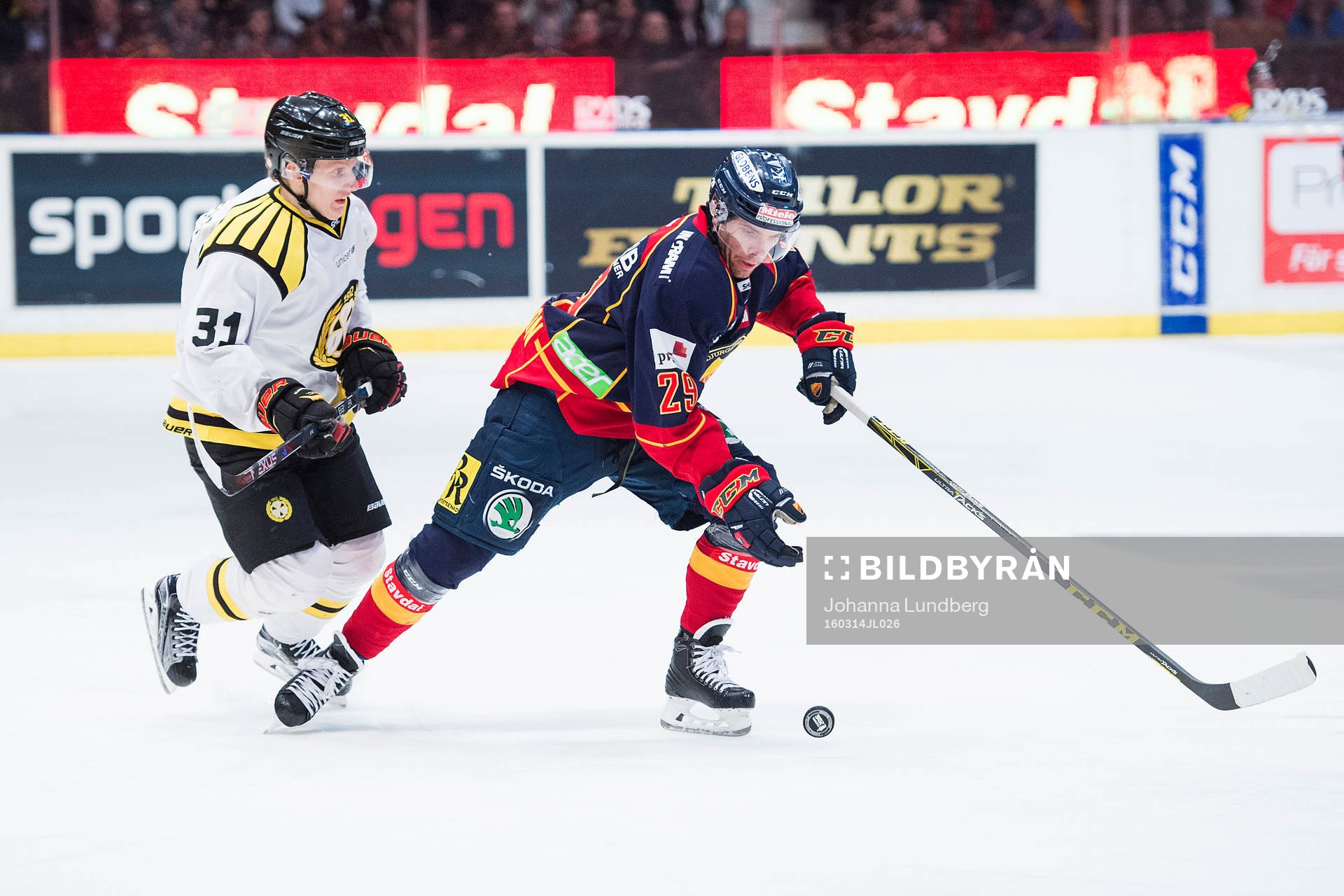 Brynäs Daniel Mannberg och Djurgårdens Matt Anderson  i