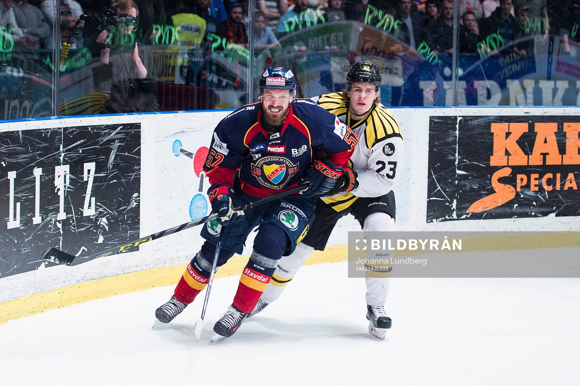 Djurgårdens Mikael Ahlén och Brynäs Lucas Carlsson  i