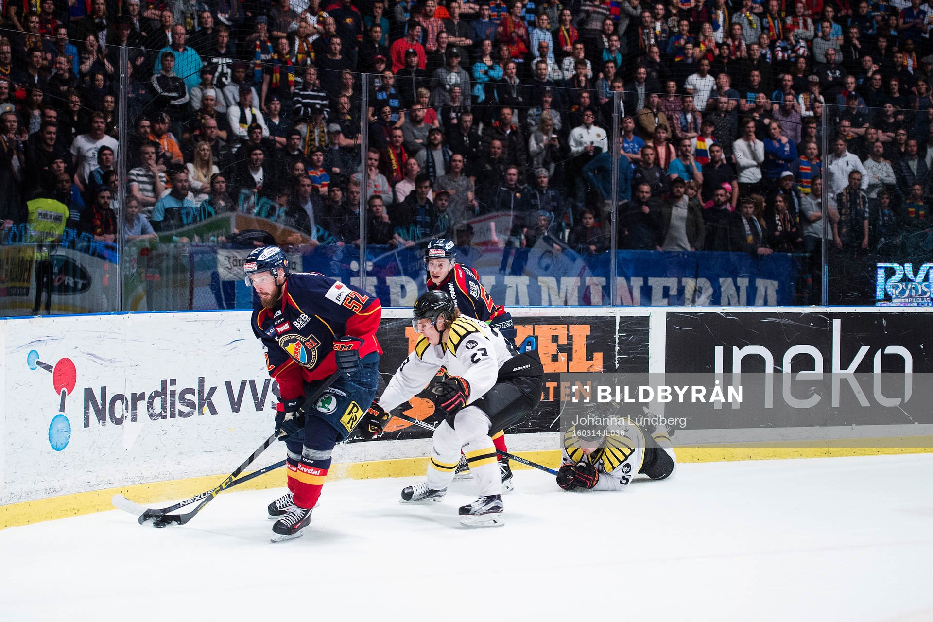 Djurgårdens Mikael Ahlén och Brynäs Lucas Carlsson  i