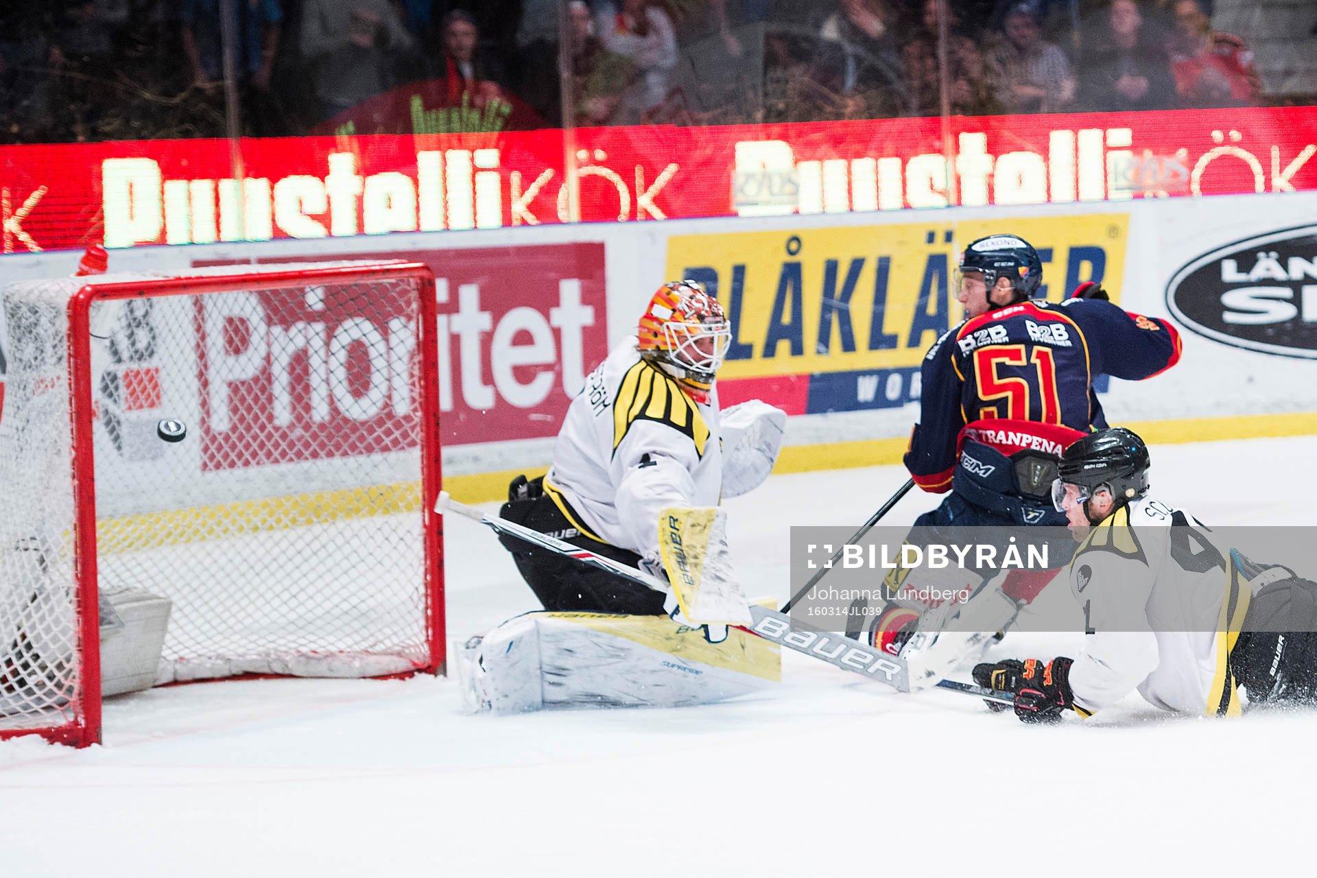Brynäs Greg Scott drar ner Djurgårdens Robin Alvarez