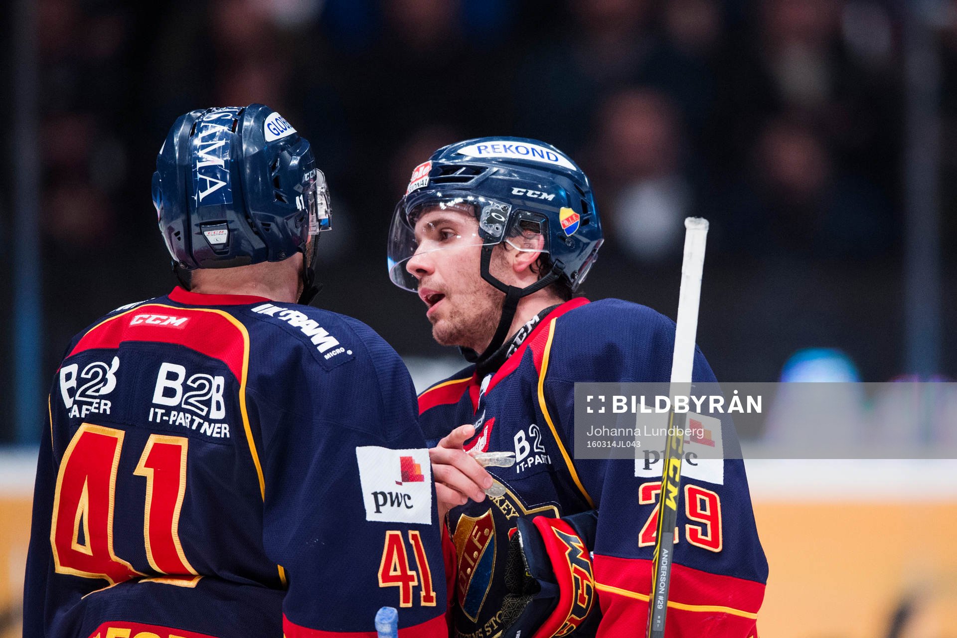 Djurgårdens Patrick Thoresen och Matt Anderson diskuterar