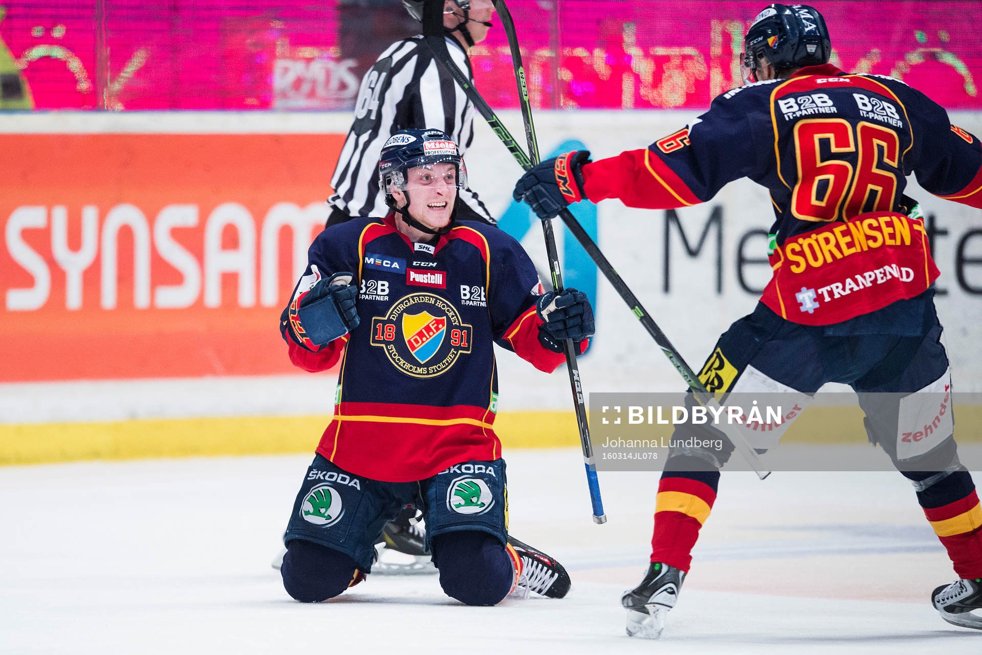 Djurgårdens Linus Hultström jublar med Marcus Sörensen