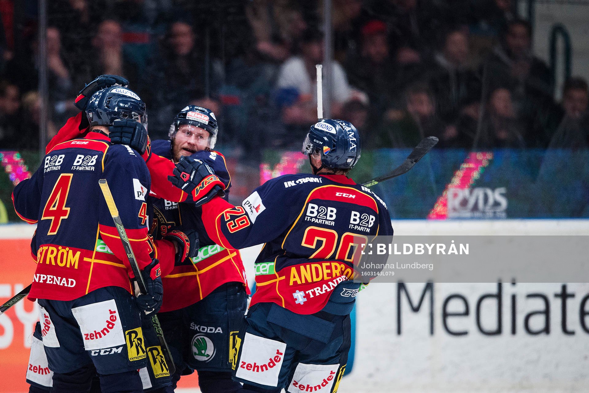 Djurgårdens spelare med Patrick Thoresen i mitten jublar