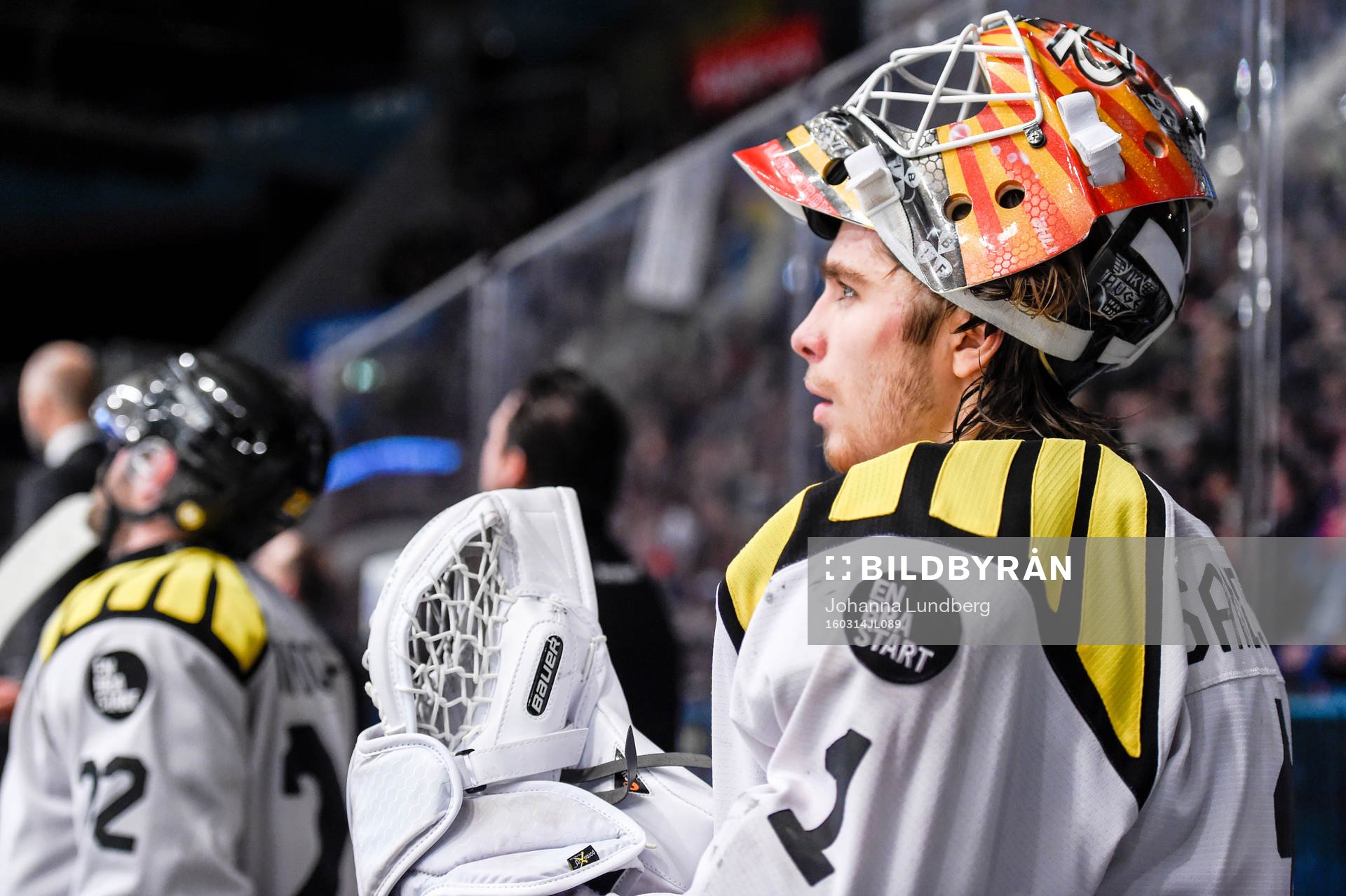 Brynäs målvakt Felix Sandström ställer sig i båset