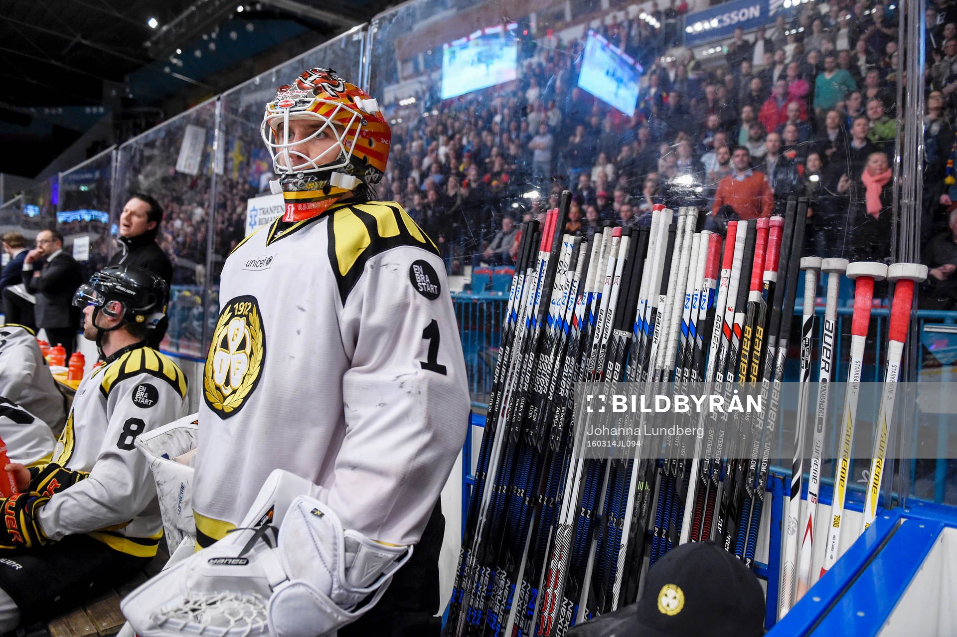 Brynäs målvakt Felix Sandström i båset i slutet av