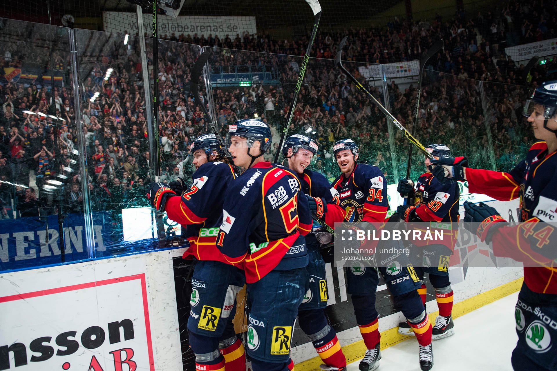 Djurgårdens spelare jublar med publiken i åttondelsfinal