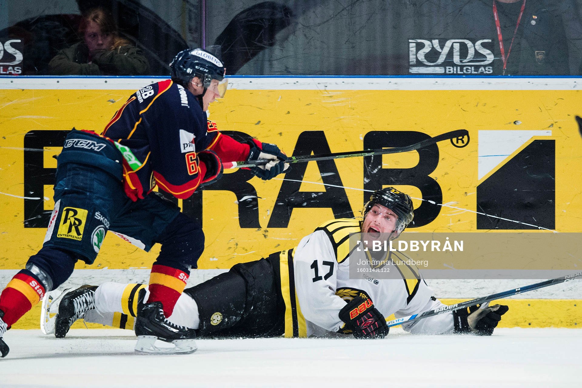 Brynäs Pathrik Westerholm faller och reagerar mot domaren