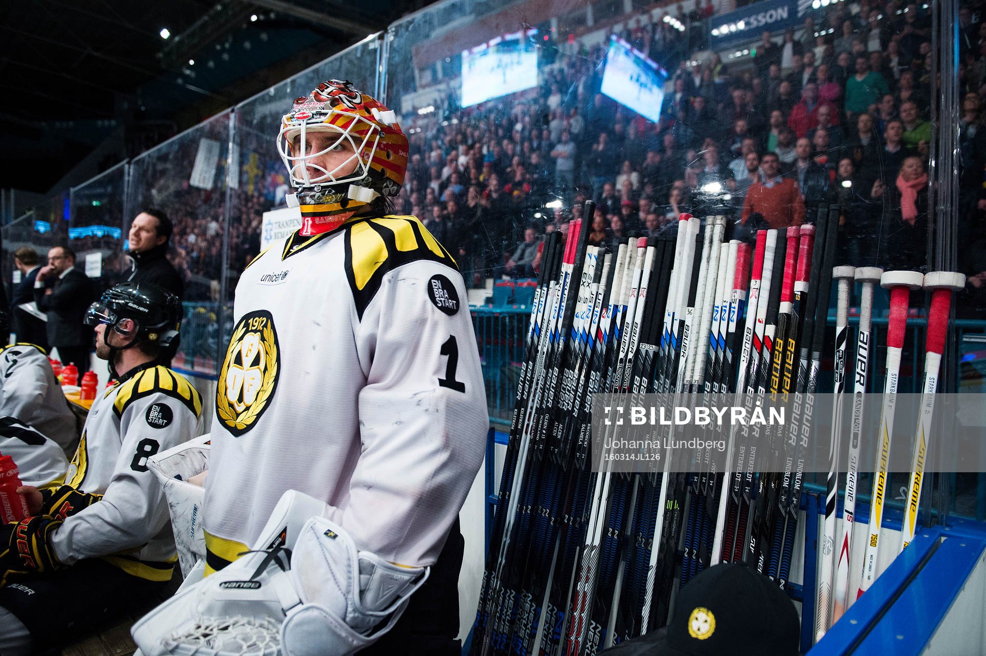 Brynäs målvakt Felix Sandström på bänken  i