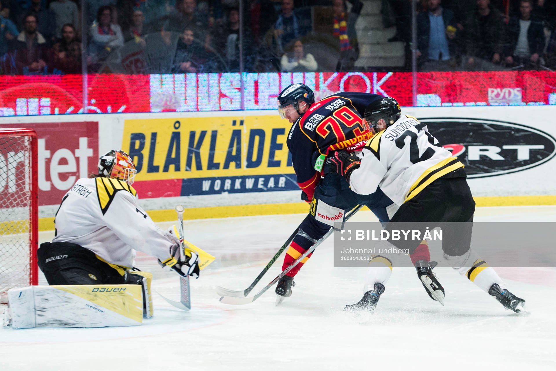 Djurgårdens Emil Lundberg gör mål bakom Brynäs målvakt