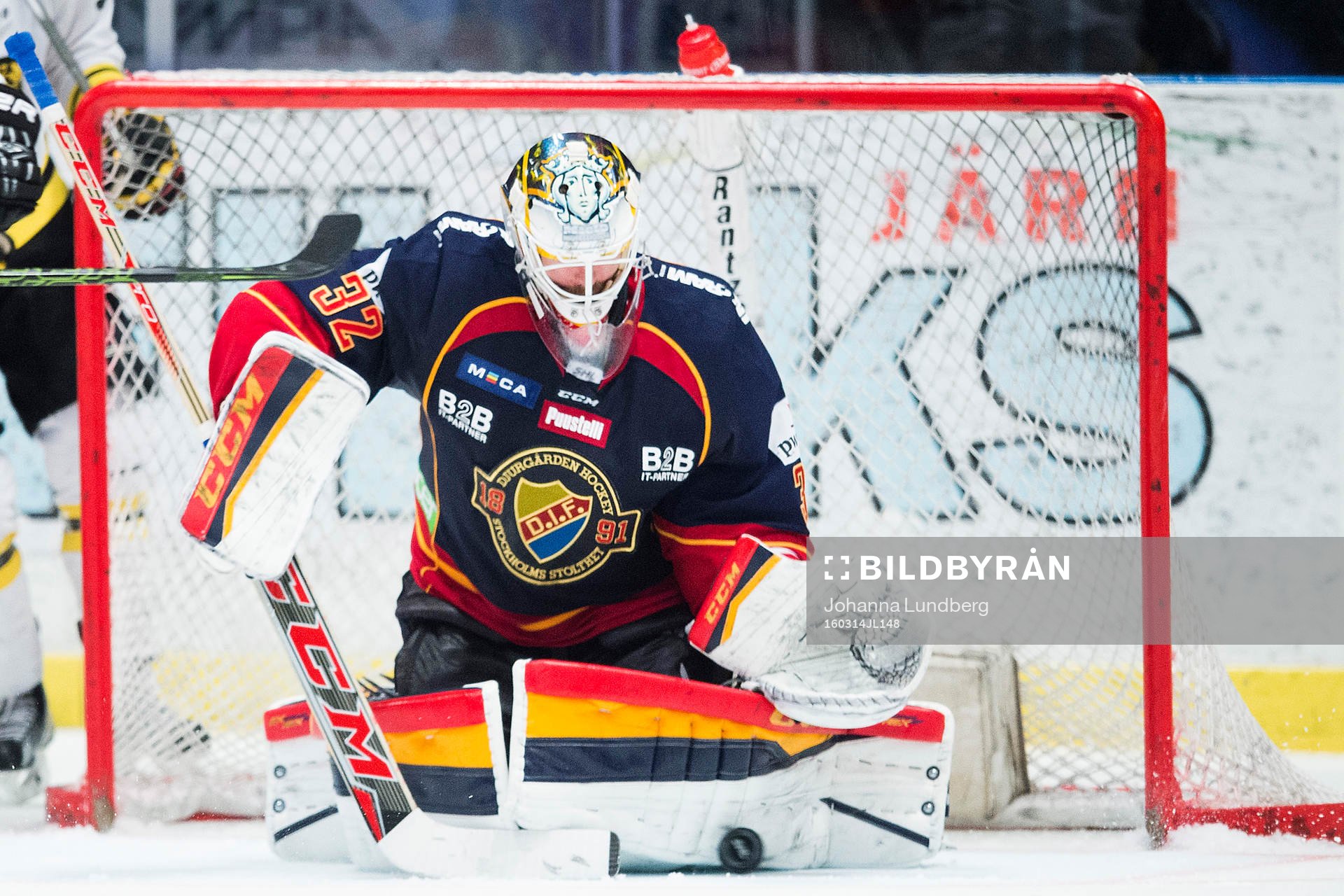 Djurgårdens målvakt Mikael Tellqvist med en räddning i