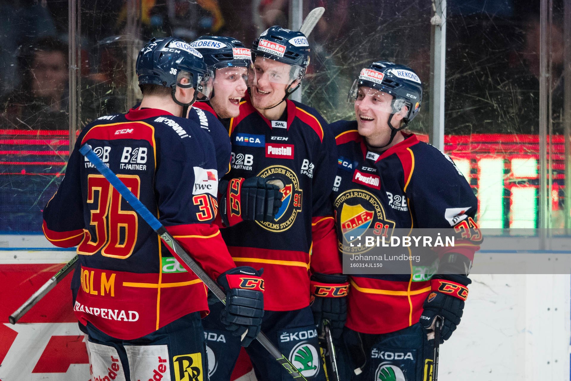 Djurgårdens spelare jublar när Emil Lundberg gör 5-2 i
