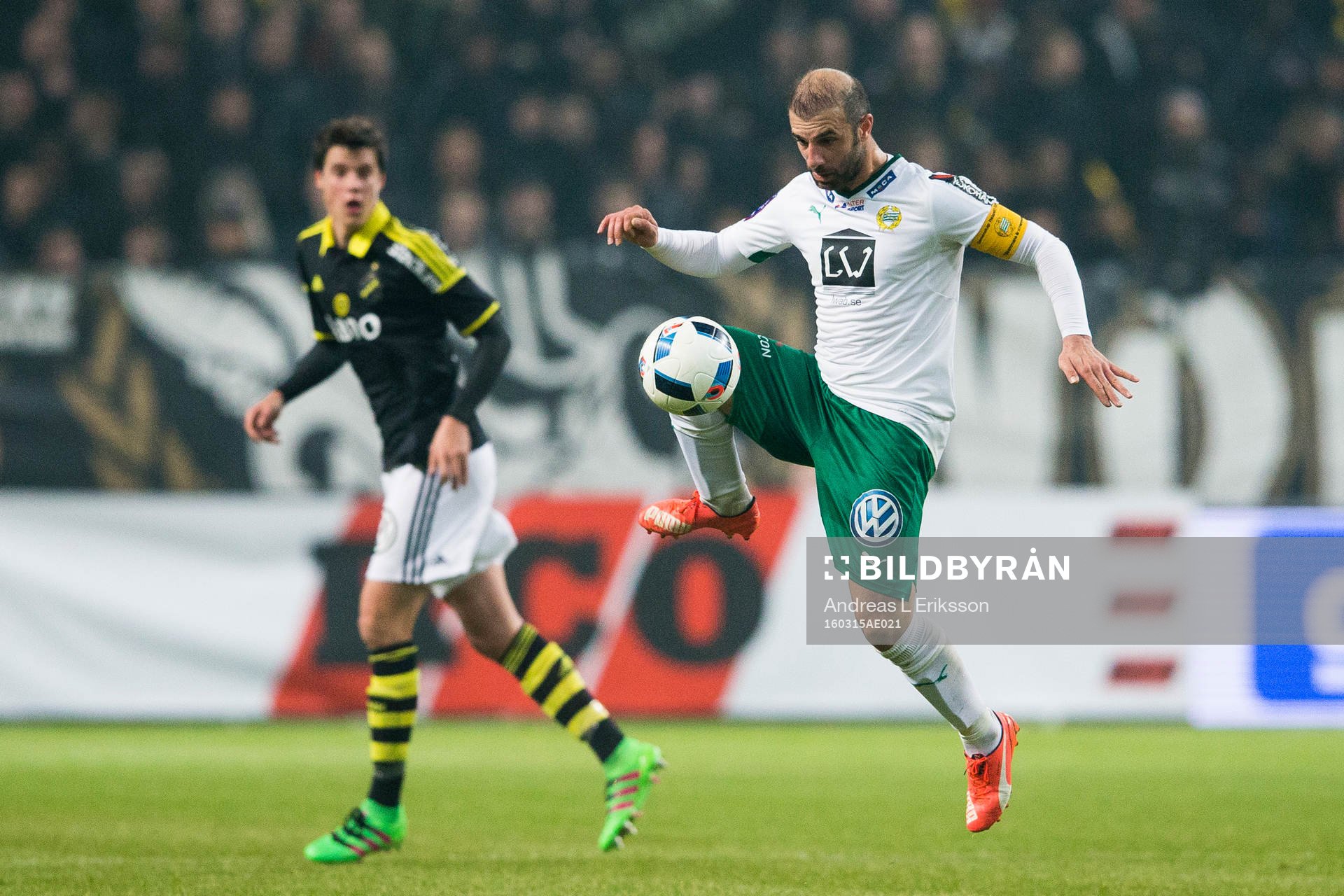 Hammarbys Kennedy Bakircioglu tar ner bollen