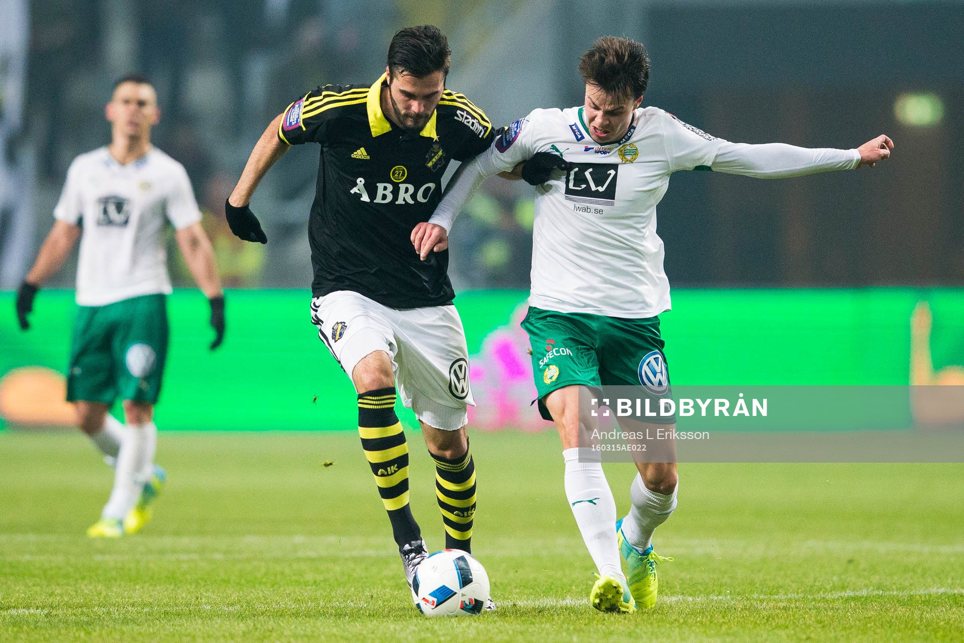 AIK:s Denni Avdic i kamp om bollen med Hammarbys Melker Hallberg under kvartsfinalen i Svenska Cupen i fotboll mellan AIK och Hammarby den 15 mars 2016 i Stockholm.