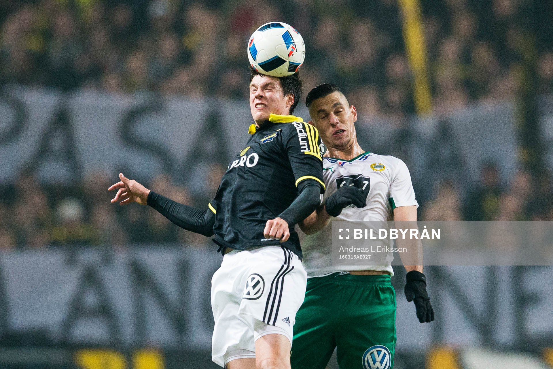 AIK:s Sauli Väisänen i en nickduell med Hammarbys Alexssander Medeiros de Azeredo under kvartsfinalen i Svenska Cupen i fotboll mellan AIK och Hammarby den 15 mars 2016 i Stockholm.