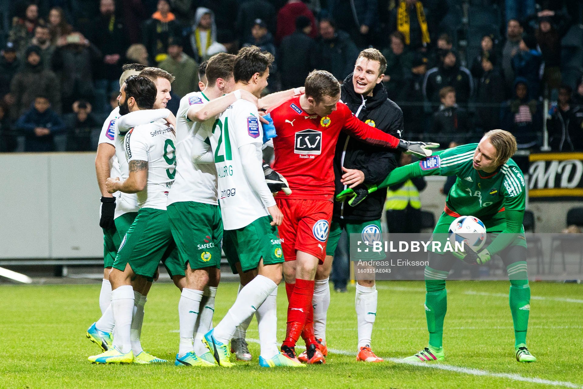 Hammarbys kramar om målvakt Ögmundur Kristinsson som pratar med AIK:s målvakt Patrik Carlgren efter kvartsfinalen i Svenska Cupen i fotboll mellan AIK och Hammarby den 15 mars 2016 i Stockholm.