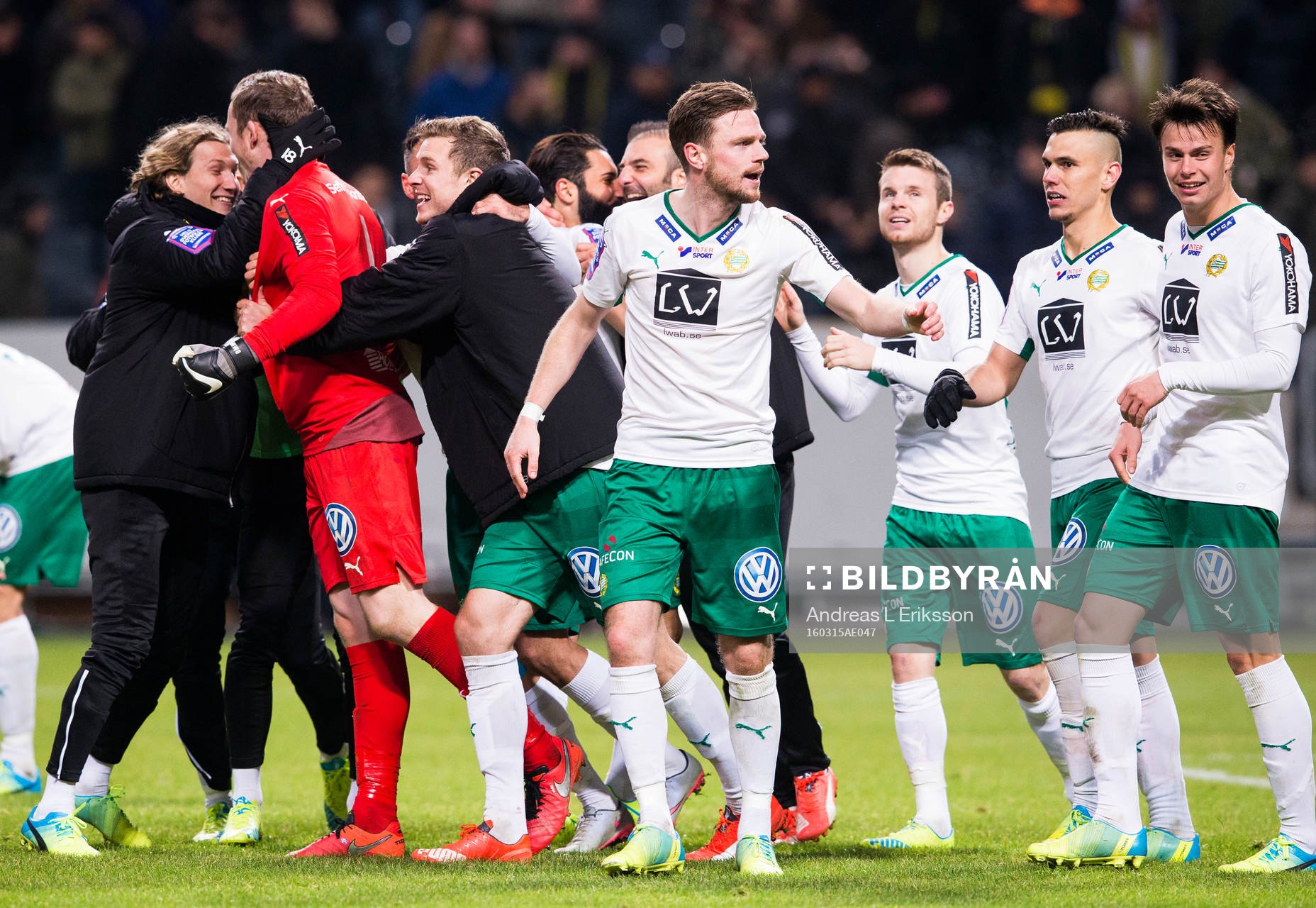Hammarbys Arnor Smarason och hans lagkamrater jublar efter kvartsfinalen i Svenska Cupen i fotboll mellan AIK och Hammarby den 15 mars 2016 i Stockholm.