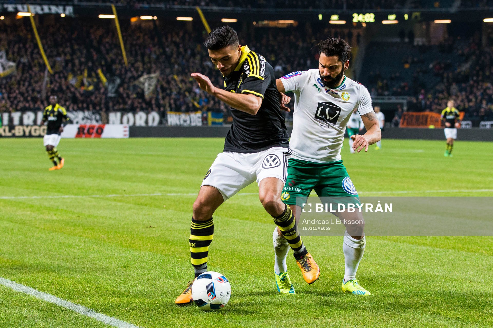 s Ahmed Yasin i kamp om bollen med Hammarbys Stefan Batan