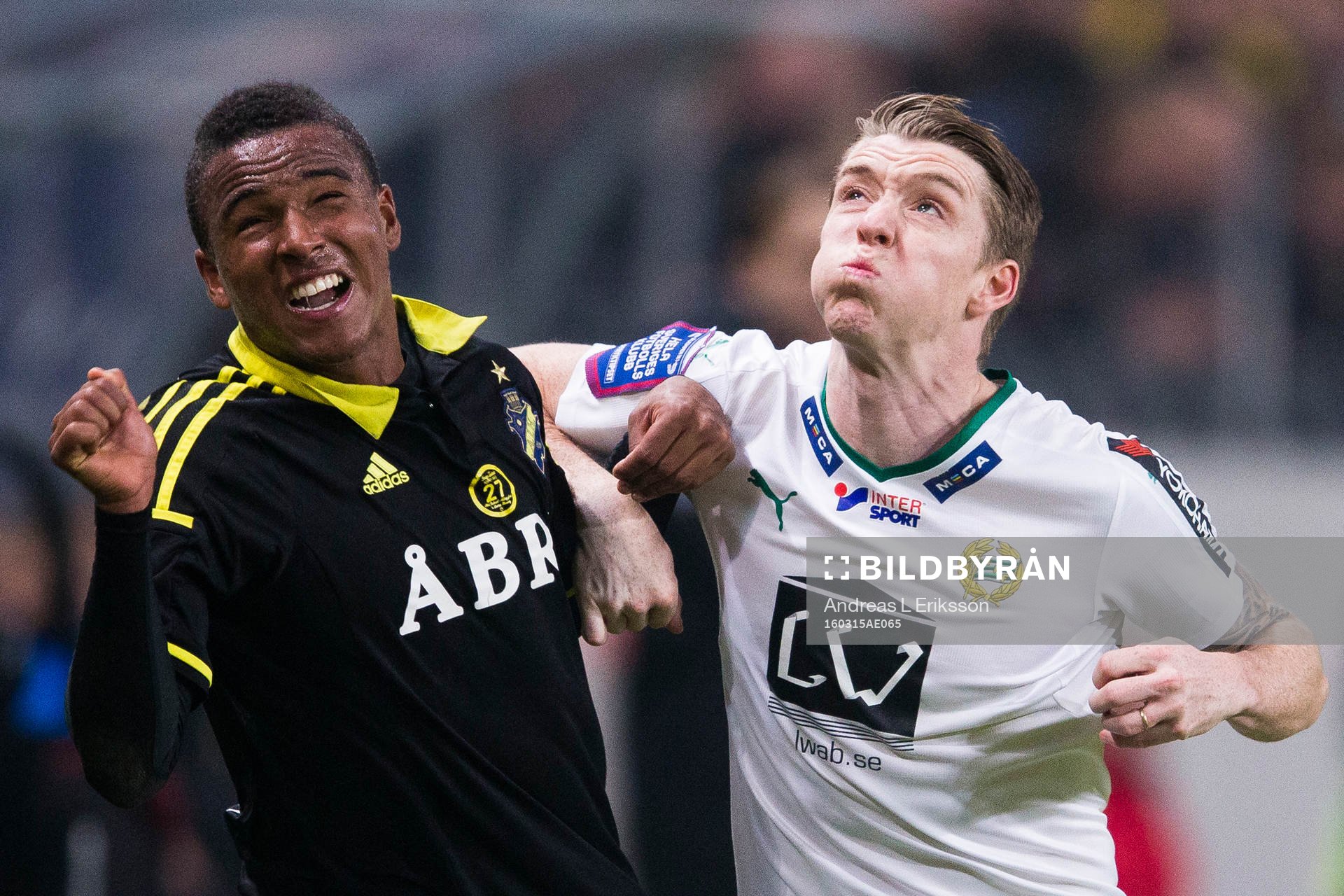 s Niclas Eliasson i en närkamp med Hammarbys Birkir Már